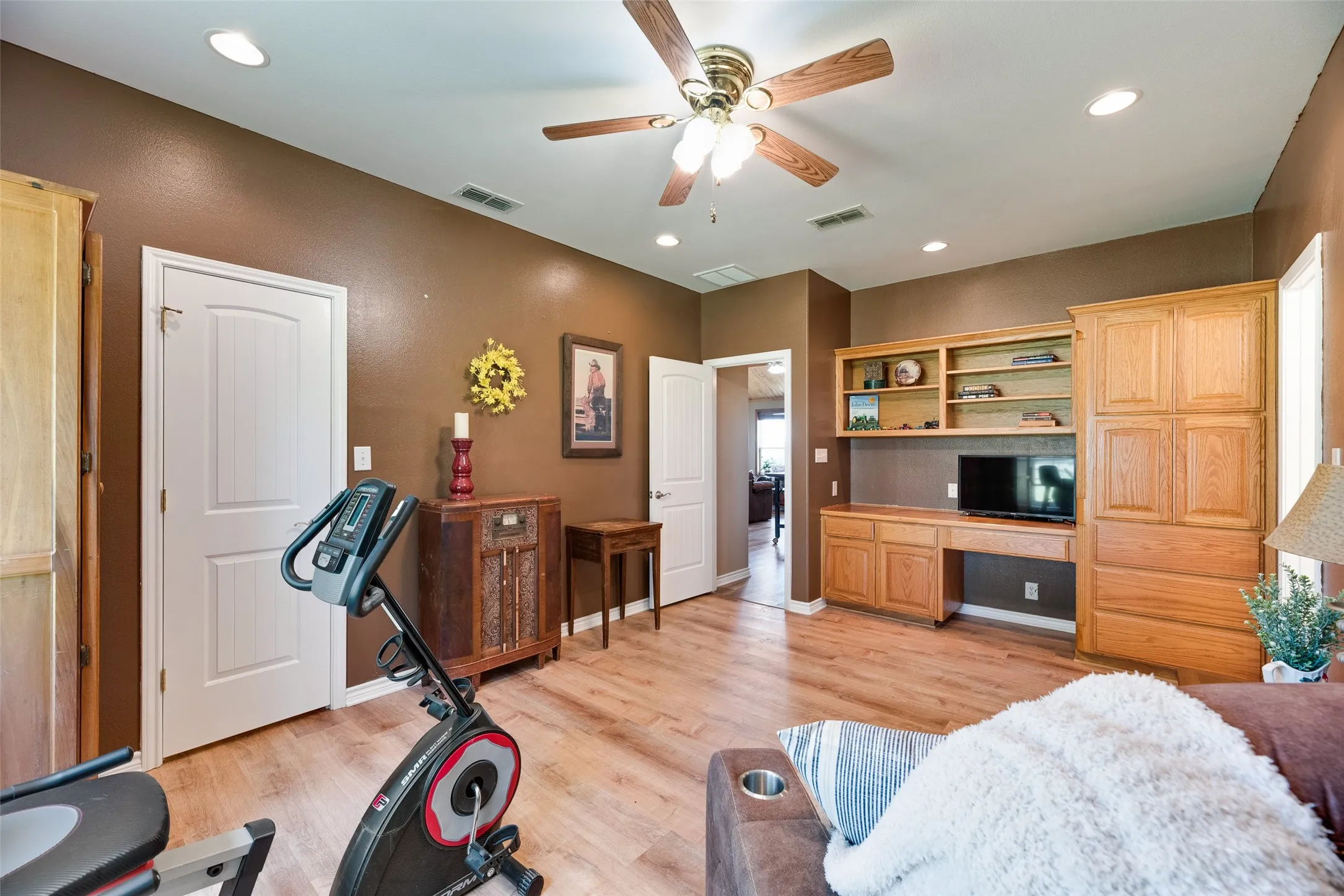 Single Family Residence For Sale in Grayson County , 3188 Us-82, Bells, Texas 75414, 3 Bedroom, 3 Bathroom, 2 Garage spaces, 2,804 Sqft, built in 2004, mls#21325929, Real Estate Agent in Bells, Homes For Sale in Grayson county, Homes For Sale in Bells, Realtor in Bells Texas, Real Estate Brokerage Independent Realty Texas, Luminita Cordes Realtor