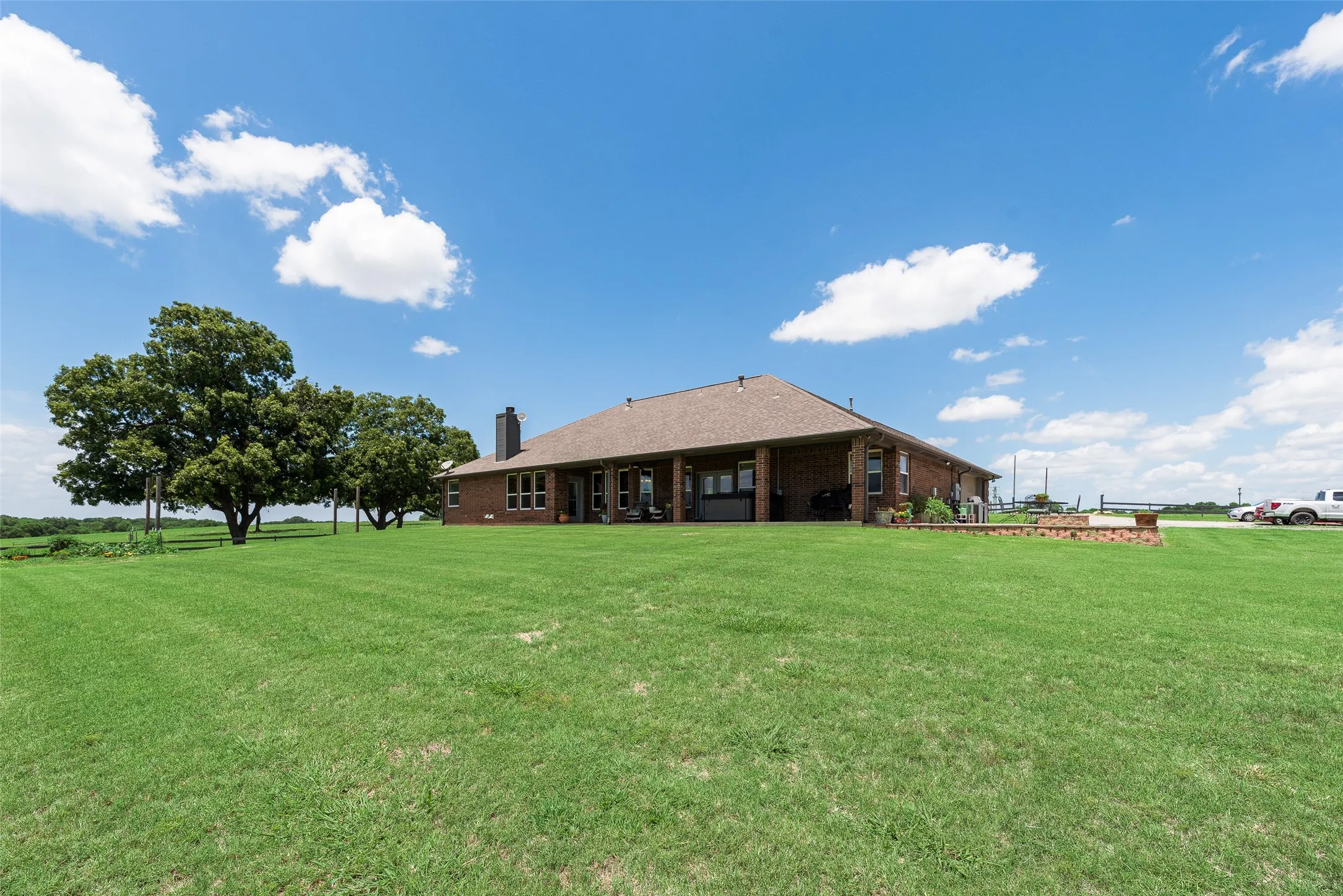 Single Family Residence For Sale in Grayson County , 3188 Us-82, Bells, Texas 75414, 3 Bedroom, 3 Bathroom, 2 Garage spaces, 2,804 Sqft, built in 2004, mls#21325929, Real Estate Agent in Bells, Homes For Sale in Grayson county, Homes For Sale in Bells, Realtor in Bells Texas, Real Estate Brokerage Independent Realty Texas, Luminita Cordes Realtor