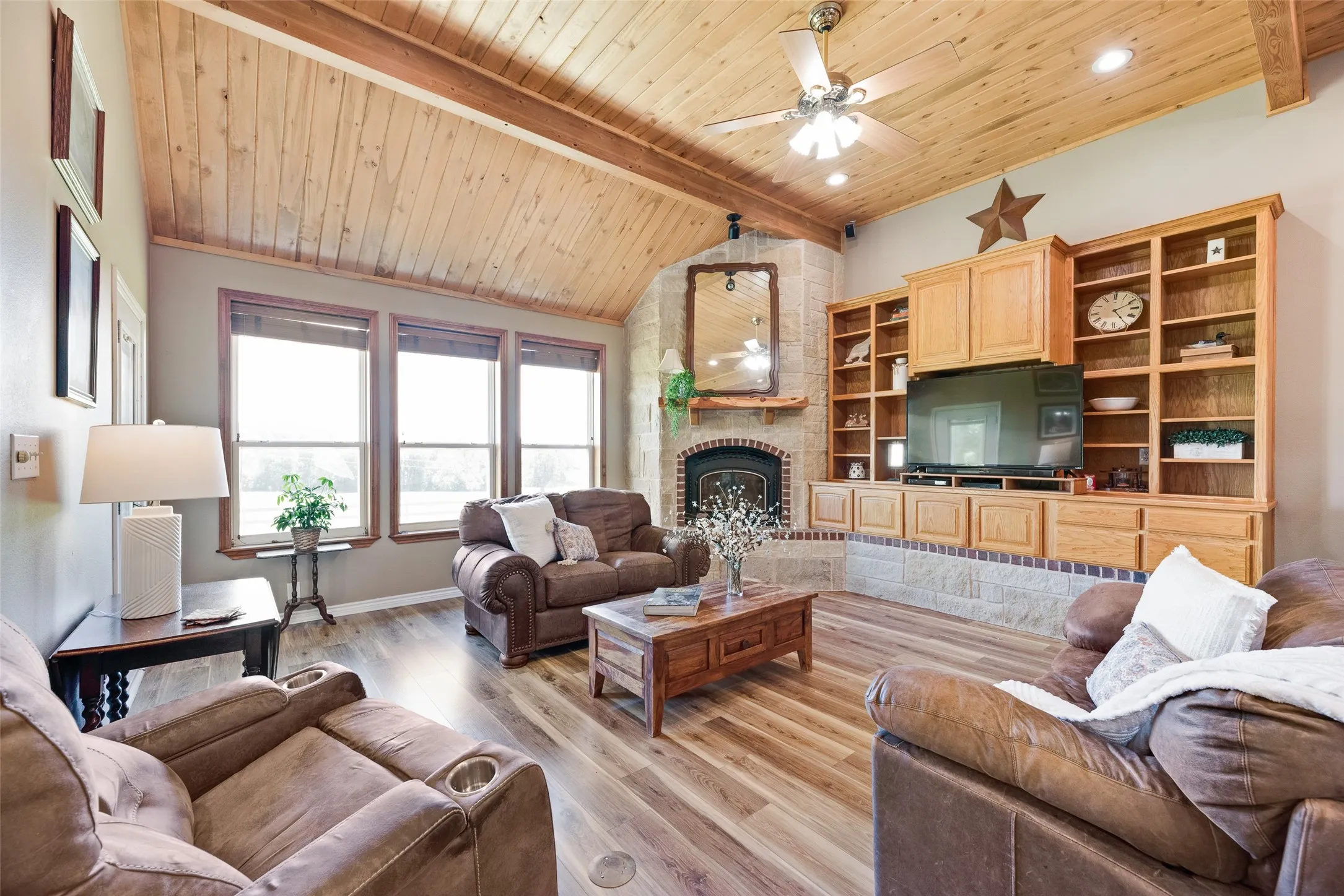 Single Family Residence For Sale in Grayson County , 3188 Us-82, Bells, Texas 75414, 3 Bedroom, 3 Bathroom, 2 Garage spaces, 2,804 Sqft, built in 2004, mls#21325929, Real Estate Agent in Bells, Homes For Sale in Grayson county, Homes For Sale in Bells, Realtor in Bells Texas, Real Estate Brokerage Independent Realty Texas, Luminita Cordes Realtor