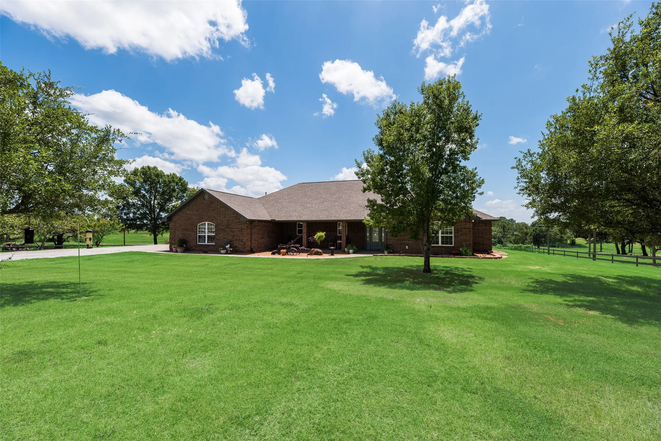 Single Family Residence For Sale in Grayson County , 3188 Us-82, Bells, Texas 75414, 3 Bedroom, 3 Bathroom, 2 Garage spaces, 2,804 Sqft, built in 2004, mls#21325929, Real Estate Agent in Bells, Homes For Sale in Grayson county, Homes For Sale in Bells, Realtor in Bells Texas, Real Estate Brokerage Independent Realty Texas, Luminita Cordes Realtor