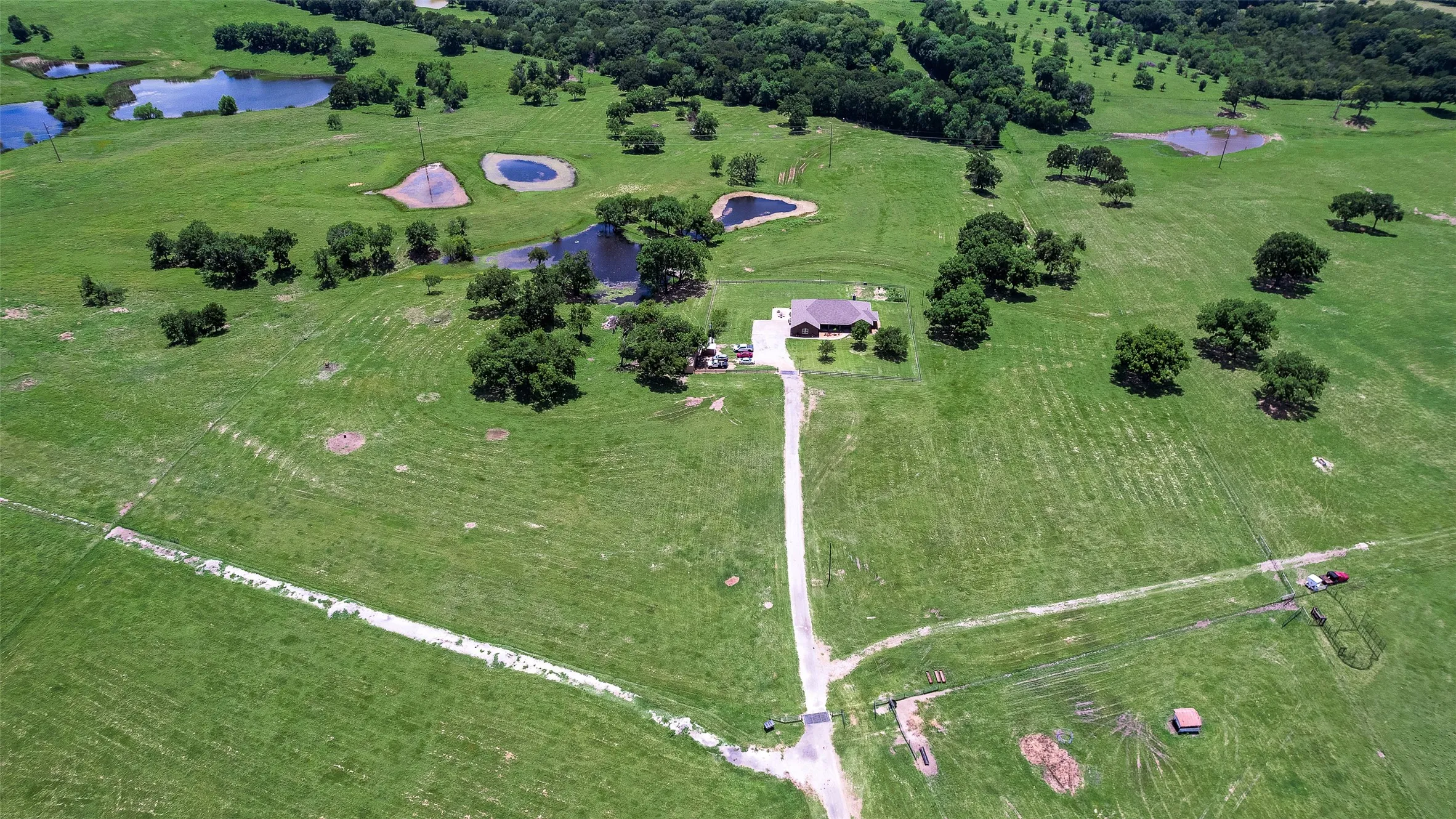 Single Family Residence For Sale in Grayson County , 3188 Us-82, Bells, Texas 75414, 3 Bedroom, 3 Bathroom, 2 Garage spaces, 2,804 Sqft, built in 2004, mls#21325929, Real Estate Agent in Bells, Homes For Sale in Grayson county, Homes For Sale in Bells, Realtor in Bells Texas, Real Estate Brokerage Independent Realty Texas, Luminita Cordes Realtor