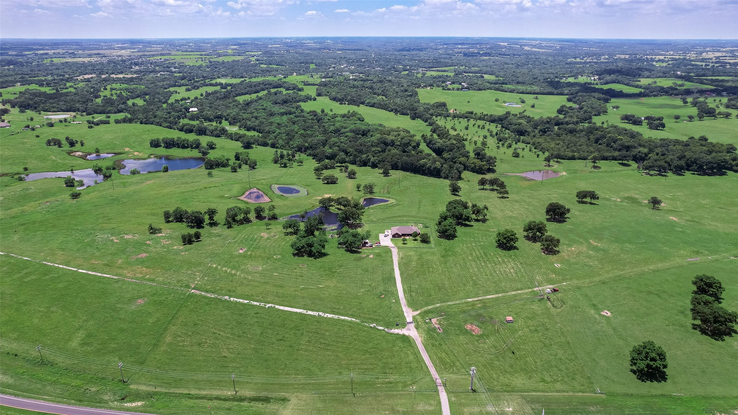 Single Family Residence For Sale in Grayson County , 3188 Us-82, Bells, Texas 75414, 3 Bedroom, 3 Bathroom, 2 Garage spaces, 2,804 Sqft, built in 2004, mls#21325929, Real Estate Agent in Bells, Homes For Sale in Grayson county, Homes For Sale in Bells, Realtor in Bells Texas, Real Estate Brokerage Independent Realty Texas, Luminita Cordes Realtor