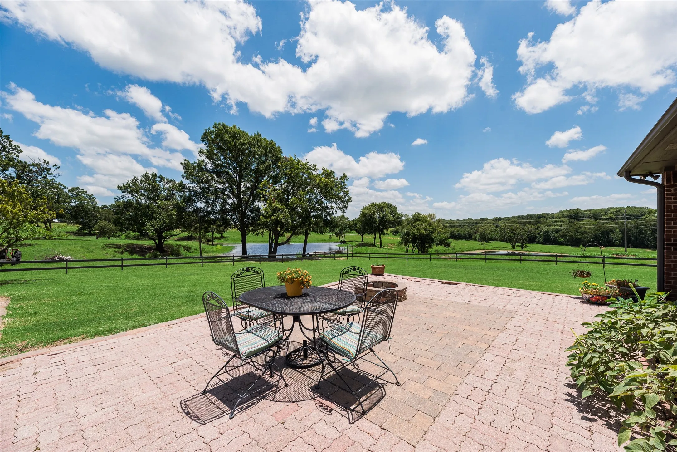 Single Family Residence For Sale in Grayson County , 3188 Us-82, Bells, Texas 75414, 3 Bedroom, 3 Bathroom, 2 Garage spaces, 2,804 Sqft, built in 2004, mls#21325929, Real Estate Agent in Bells, Homes For Sale in Grayson county, Homes For Sale in Bells, Realtor in Bells Texas, Real Estate Brokerage Independent Realty Texas, Luminita Cordes Realtor