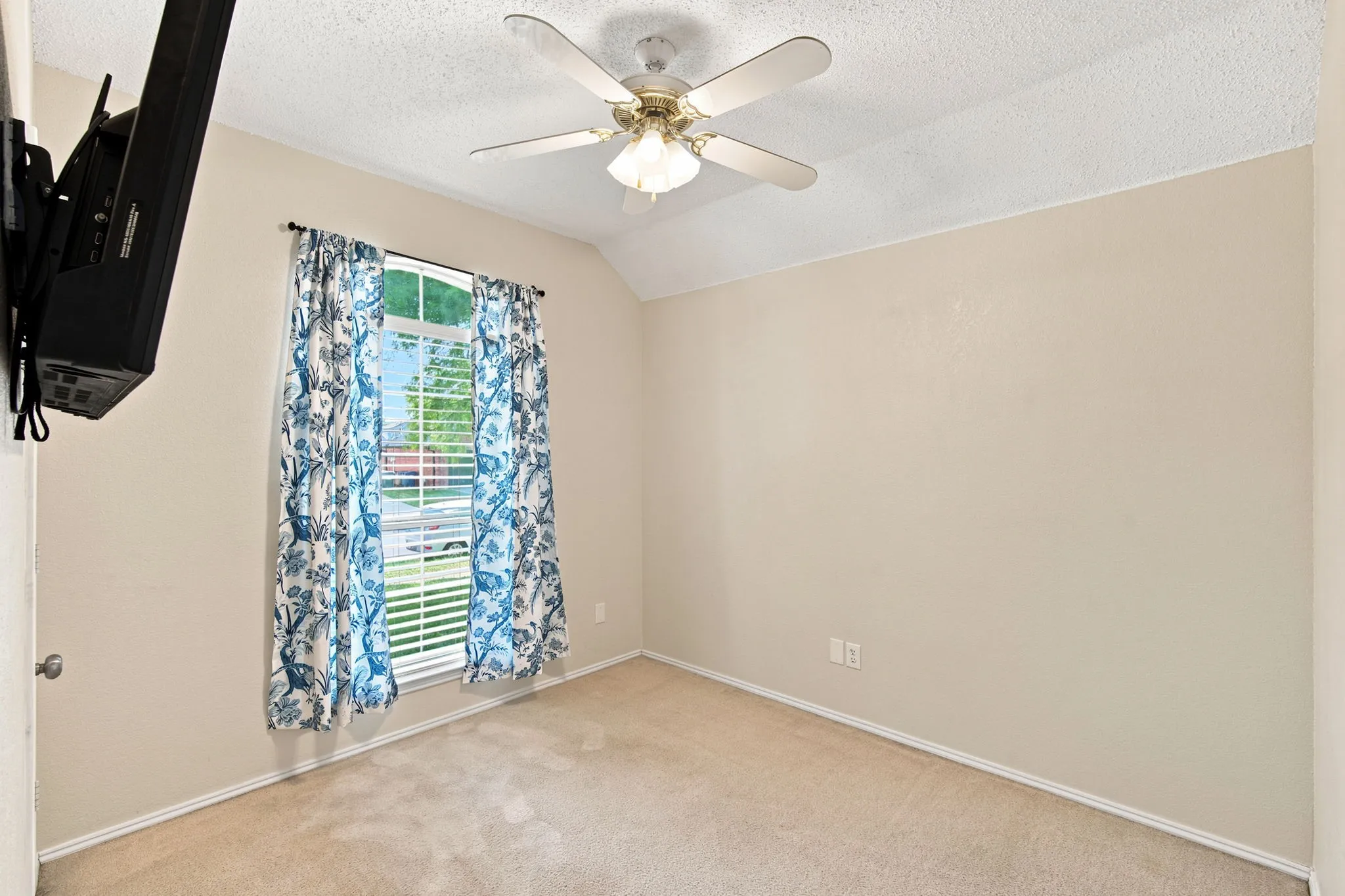 Single Family Residence For Sale in Ellis County , 316 Willow Creek Lane, Glenn Heights, Texas 75154, 3 Bedroom, 2 Bathroom, 2 Garage spaces, 1,597 Sqft, built in 1999, mls#21316975, Real Estate Agent in Glenn Heights, Homes For Sale in Ellis county, Homes For Sale in Glenn Heights, Realtor in Glenn Heights Texas, Real Estate Brokerage Independent Realty Texas, Luminita Cordes Realtor