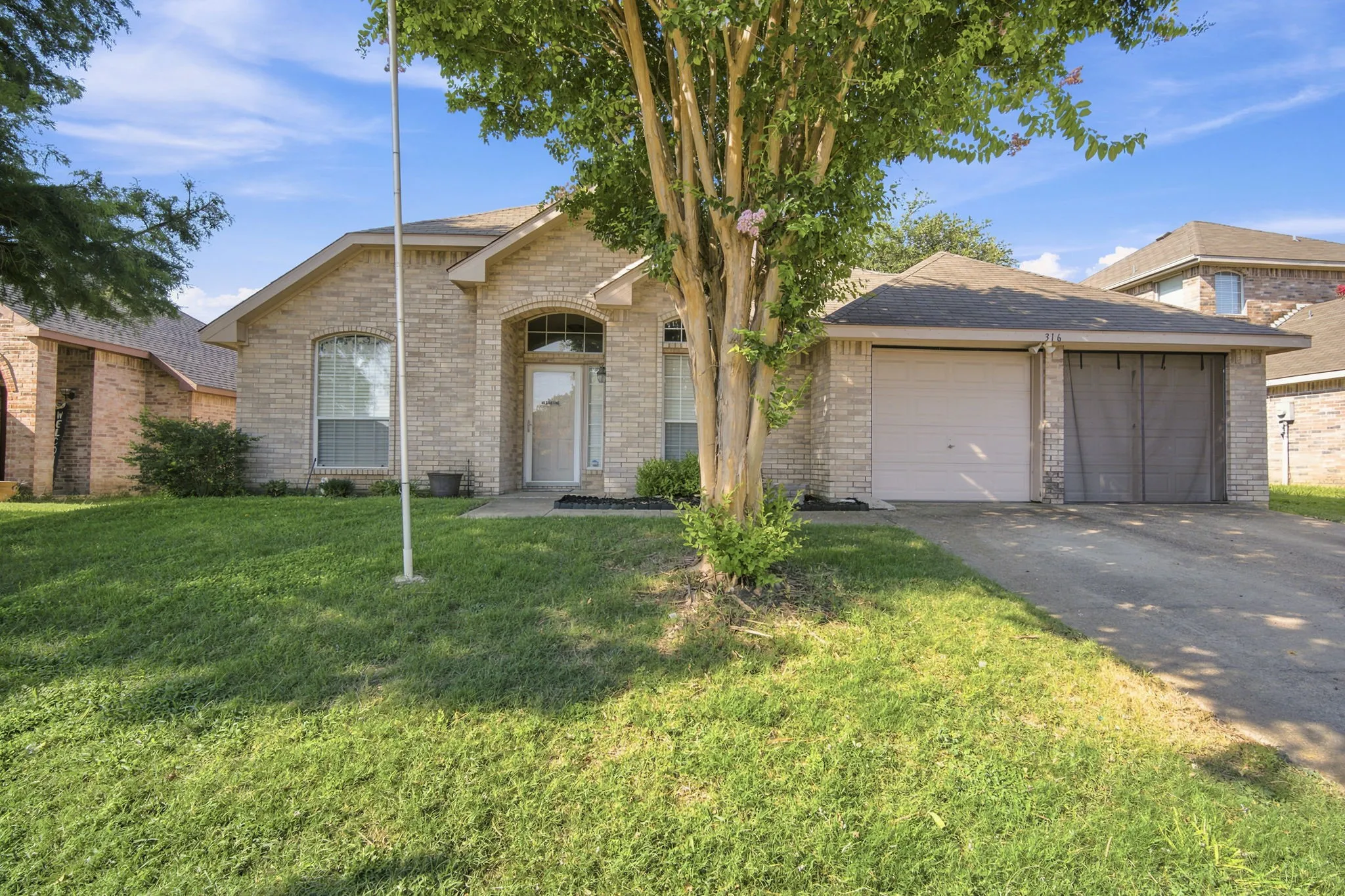 Single Family Residence For Sale in Ellis County , 316 Willow Creek Lane, Glenn Heights, Texas 75154, 3 Bedroom, 2 Bathroom, 2 Garage spaces, 1,597 Sqft, built in 1999, mls#21316975, Real Estate Agent in Glenn Heights, Homes For Sale in Ellis county, Homes For Sale in Glenn Heights, Realtor in Glenn Heights Texas, Real Estate Brokerage Independent Realty Texas, Luminita Cordes Realtor