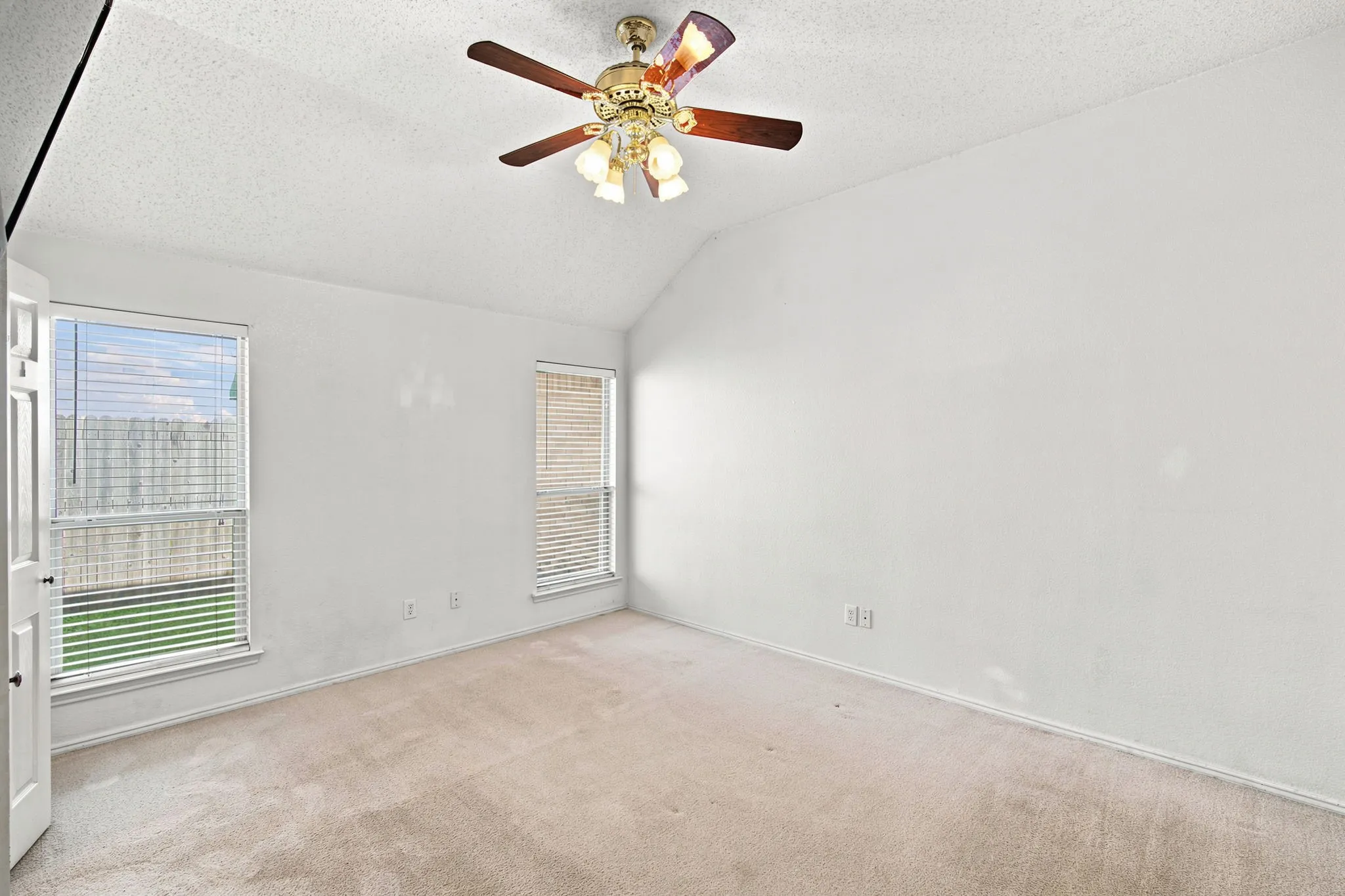 Single Family Residence For Sale in Ellis County , 316 Willow Creek Lane, Glenn Heights, Texas 75154, 3 Bedroom, 2 Bathroom, 2 Garage spaces, 1,597 Sqft, built in 1999, mls#21316975, Real Estate Agent in Glenn Heights, Homes For Sale in Ellis county, Homes For Sale in Glenn Heights, Realtor in Glenn Heights Texas, Real Estate Brokerage Independent Realty Texas, Luminita Cordes Realtor