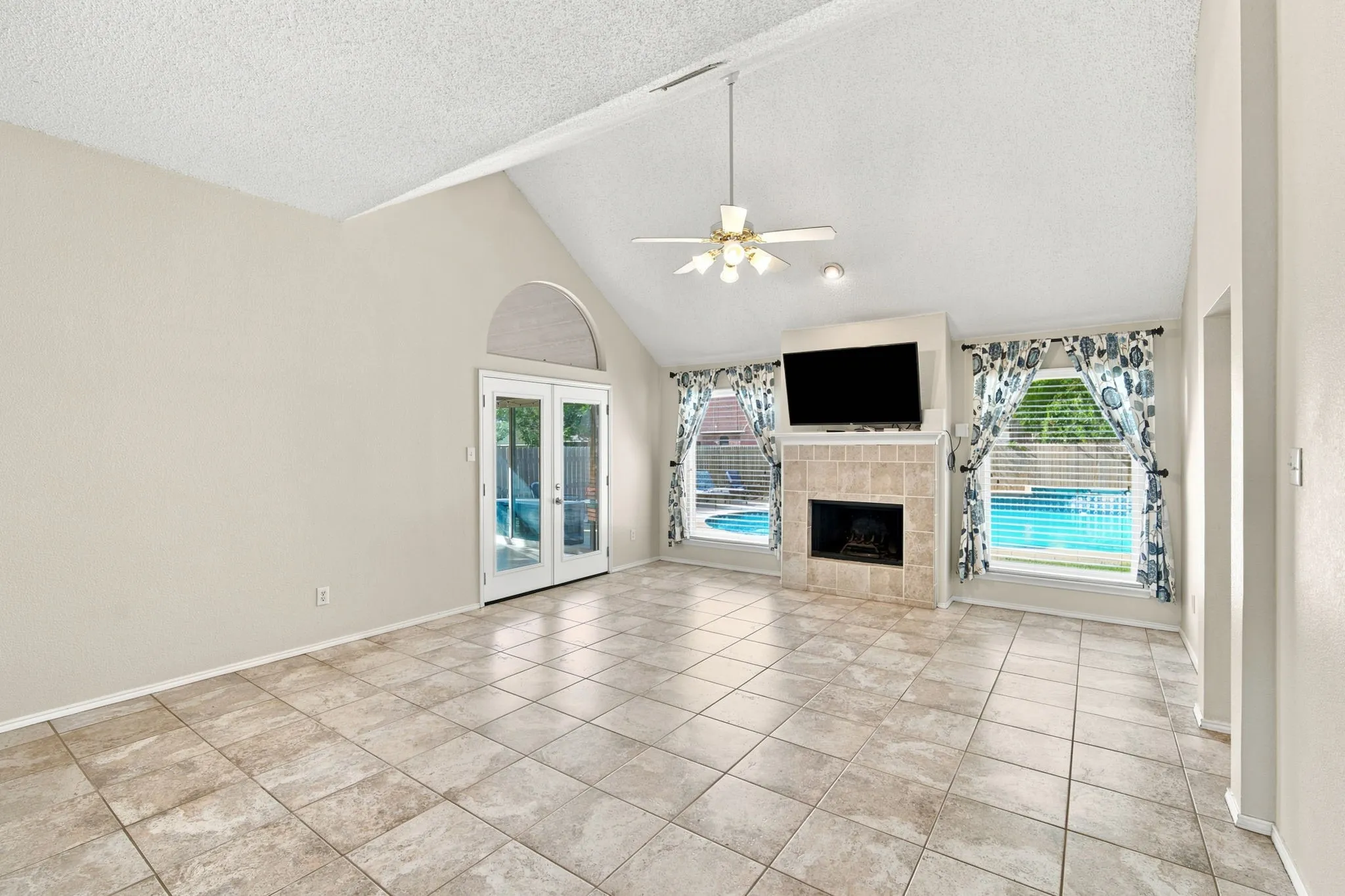 Single Family Residence For Sale in Ellis County , 316 Willow Creek Lane, Glenn Heights, Texas 75154, 3 Bedroom, 2 Bathroom, 2 Garage spaces, 1,597 Sqft, built in 1999, mls#21316975, Real Estate Agent in Glenn Heights, Homes For Sale in Ellis county, Homes For Sale in Glenn Heights, Realtor in Glenn Heights Texas, Real Estate Brokerage Independent Realty Texas, Luminita Cordes Realtor