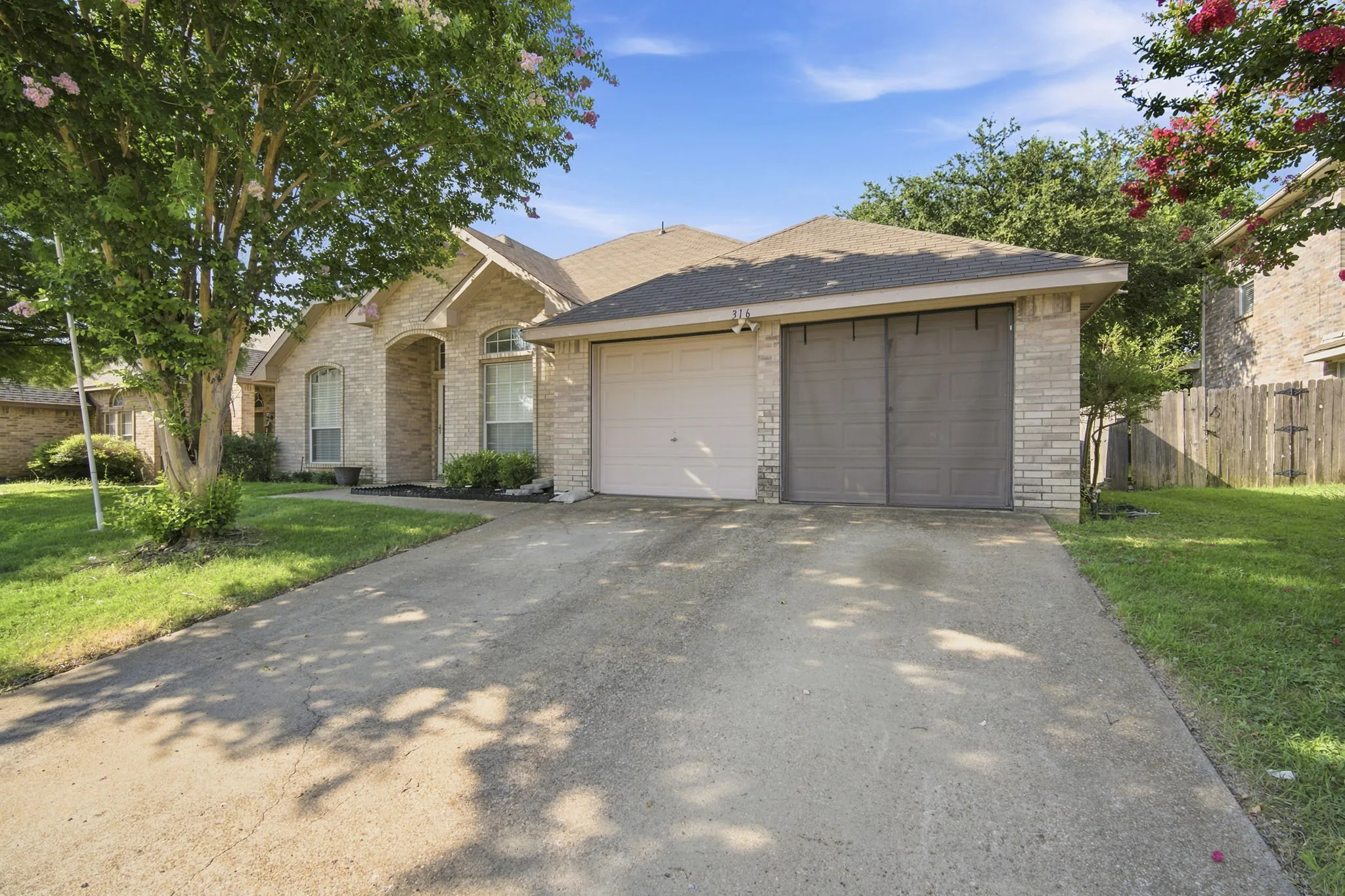 Single Family Residence For Sale in Ellis County , 316 Willow Creek Lane, Glenn Heights, Texas 75154, 3 Bedroom, 2 Bathroom, 2 Garage spaces, 1,597 Sqft, built in 1999, mls#21316975, Real Estate Agent in Glenn Heights, Homes For Sale in Ellis county, Homes For Sale in Glenn Heights, Realtor in Glenn Heights Texas, Real Estate Brokerage Independent Realty Texas, Luminita Cordes Realtor