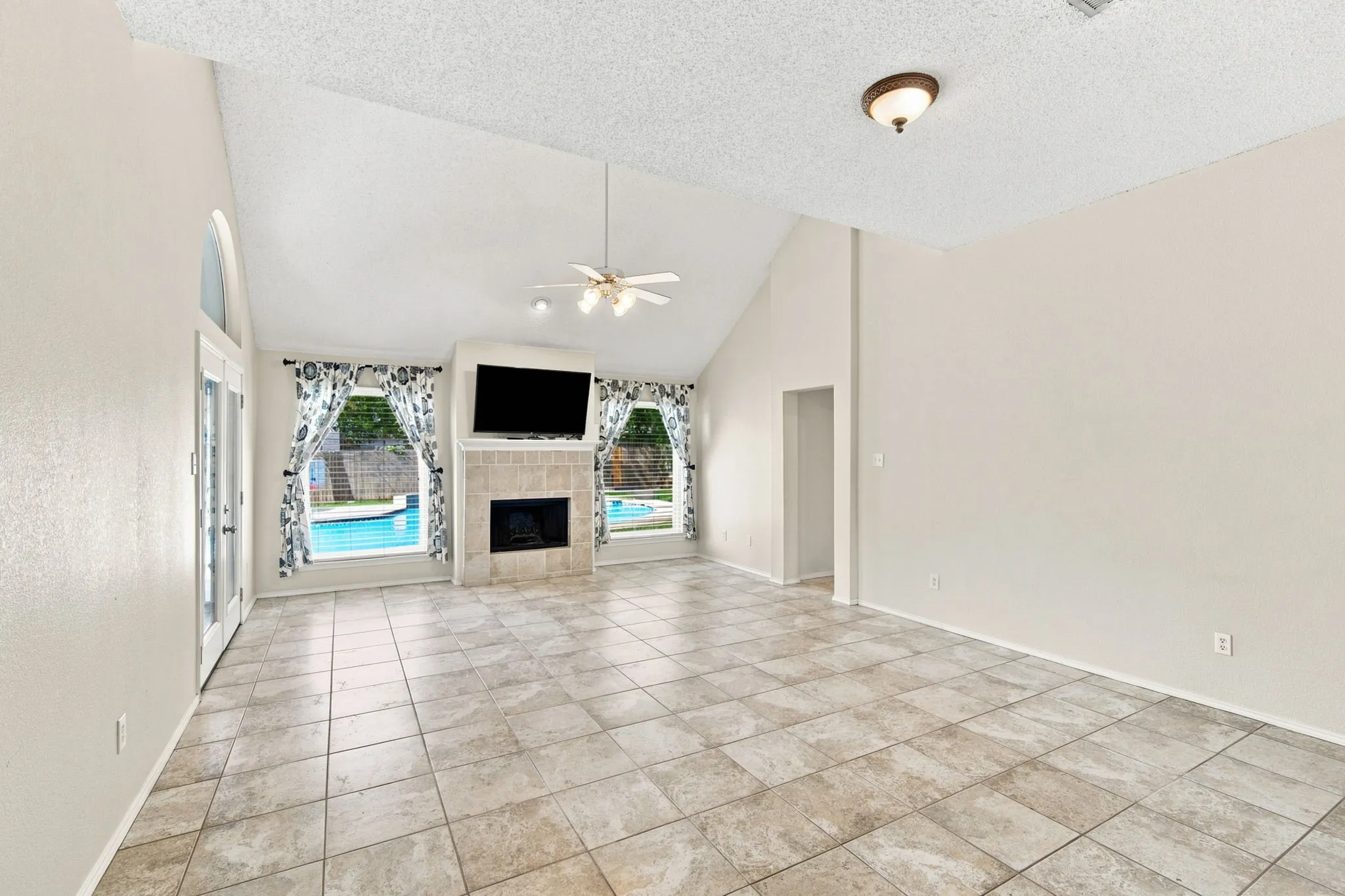 Single Family Residence For Sale in Ellis County , 316 Willow Creek Lane, Glenn Heights, Texas 75154, 3 Bedroom, 2 Bathroom, 2 Garage spaces, 1,597 Sqft, built in 1999, mls#21316975, Real Estate Agent in Glenn Heights, Homes For Sale in Ellis county, Homes For Sale in Glenn Heights, Realtor in Glenn Heights Texas, Real Estate Brokerage Independent Realty Texas, Luminita Cordes Realtor