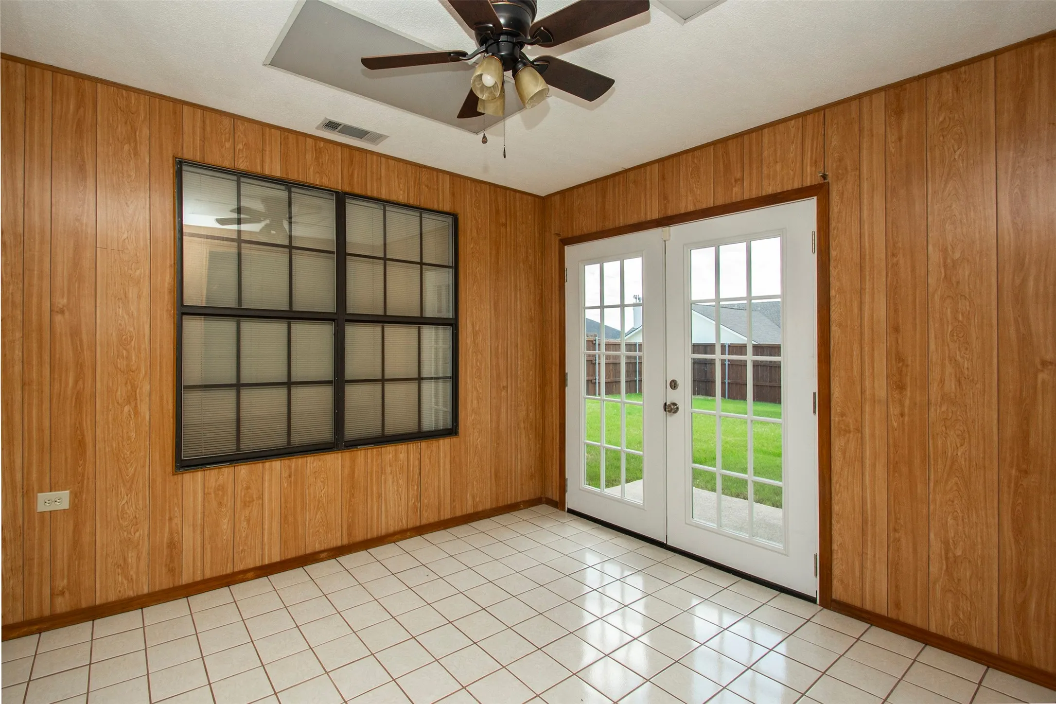 Single Family Residence For Sale in Dallas County , 5738 Diana Drive, Garland, Texas 75043, 3 Bedroom, 2 Bathroom, 2 Garage spaces, 1,831 Sqft, built in 1985, mls#21295786, Real Estate Agent in Garland, Homes For Sale in Dallas county, Homes For Sale in Garland, Realtor in Garland Texas, Real Estate Brokerage Independent Realty Texas, Luminita Cordes Realtor