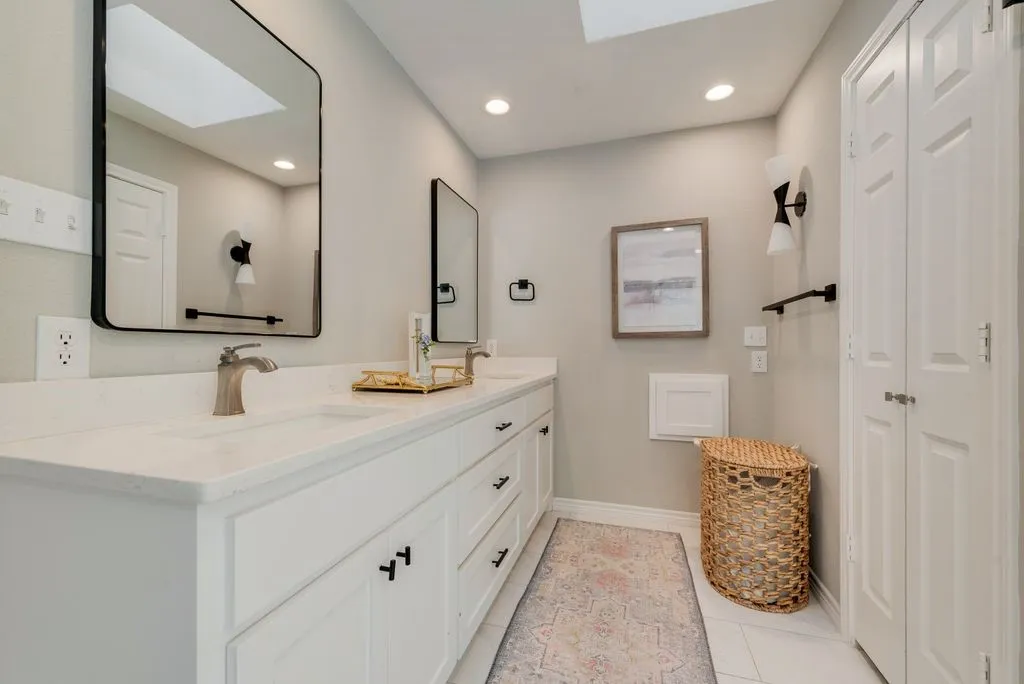 Single Family Residence For Sale in Rockwall County , 1108 N Lakeshore Drive, Rockwall, Texas 75087, 3 Bedroom, 2 Bathroom, 2 Garage spaces, 2,022 Sqft, built in 1984, mls#21318211, Real Estate Agent in Rockwall, Homes For Sale in Rockwall county, Homes For Sale in Rockwall, Realtor in Rockwall Texas, Real Estate Brokerage Independent Realty Texas, Luminita Cordes Realtor