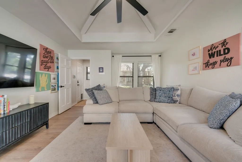 Single Family Residence For Sale in Rockwall County , 1108 N Lakeshore Drive, Rockwall, Texas 75087, 3 Bedroom, 2 Bathroom, 2 Garage spaces, 2,022 Sqft, built in 1984, mls#21318211, Real Estate Agent in Rockwall, Homes For Sale in Rockwall county, Homes For Sale in Rockwall, Realtor in Rockwall Texas, Real Estate Brokerage Independent Realty Texas, Luminita Cordes Realtor