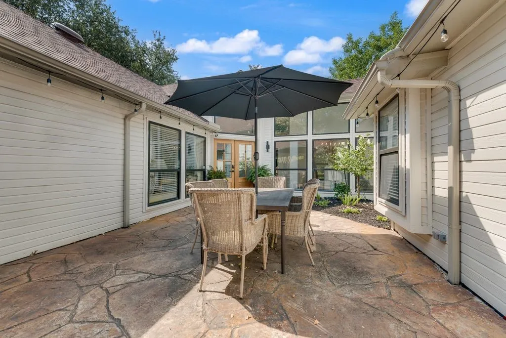 Single Family Residence For Sale in Rockwall County , 1108 N Lakeshore Drive, Rockwall, Texas 75087, 3 Bedroom, 2 Bathroom, 2 Garage spaces, 2,022 Sqft, built in 1984, mls#21318211, Real Estate Agent in Rockwall, Homes For Sale in Rockwall county, Homes For Sale in Rockwall, Realtor in Rockwall Texas, Real Estate Brokerage Independent Realty Texas, Luminita Cordes Realtor