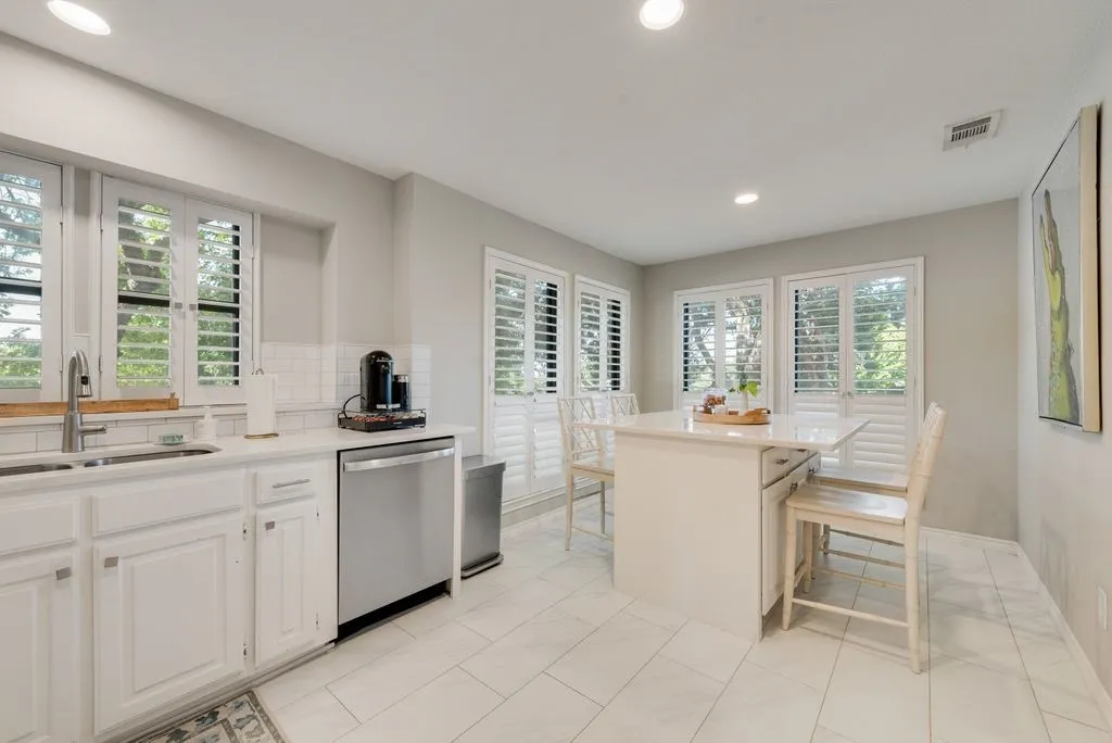 Single Family Residence For Sale in Rockwall County , 1108 N Lakeshore Drive, Rockwall, Texas 75087, 3 Bedroom, 2 Bathroom, 2 Garage spaces, 2,022 Sqft, built in 1984, mls#21318211, Real Estate Agent in Rockwall, Homes For Sale in Rockwall county, Homes For Sale in Rockwall, Realtor in Rockwall Texas, Real Estate Brokerage Independent Realty Texas, Luminita Cordes Realtor