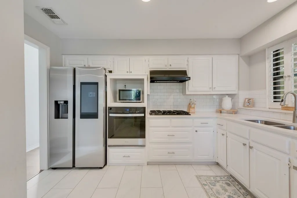 Single Family Residence For Sale in Rockwall County , 1108 N Lakeshore Drive, Rockwall, Texas 75087, 3 Bedroom, 2 Bathroom, 2 Garage spaces, 2,022 Sqft, built in 1984, mls#21318211, Real Estate Agent in Rockwall, Homes For Sale in Rockwall county, Homes For Sale in Rockwall, Realtor in Rockwall Texas, Real Estate Brokerage Independent Realty Texas, Luminita Cordes Realtor