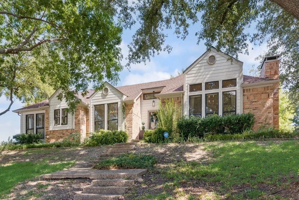 Single Family Residence For Sale in Rockwall County , 1108 N Lakeshore Drive, Rockwall, Texas 75087, 3 Bedroom, 2 Bathroom, 2 Garage spaces, 2,022 Sqft, built in 1984, mls#21318211, Real Estate Agent in Rockwall, Homes For Sale in Rockwall county, Homes For Sale in Rockwall, Realtor in Rockwall Texas, Real Estate Brokerage Independent Realty Texas, Luminita Cordes Realtor