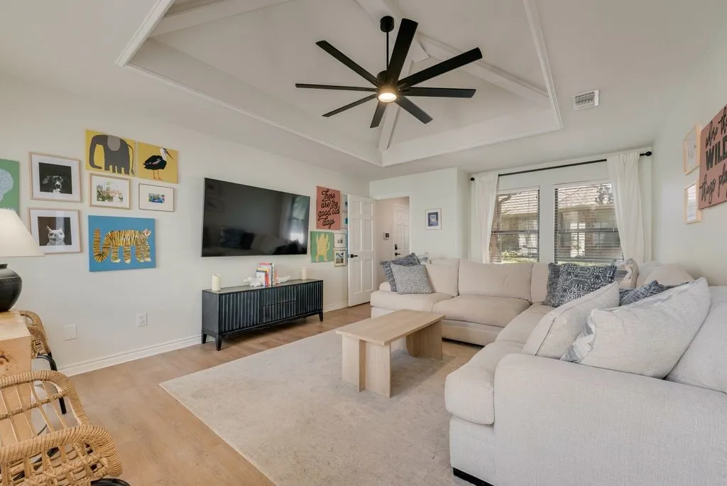 Single Family Residence For Sale in Rockwall County , 1108 N Lakeshore Drive, Rockwall, Texas 75087, 3 Bedroom, 2 Bathroom, 2 Garage spaces, 2,022 Sqft, built in 1984, mls#21318211, Real Estate Agent in Rockwall, Homes For Sale in Rockwall county, Homes For Sale in Rockwall, Realtor in Rockwall Texas, Real Estate Brokerage Independent Realty Texas, Luminita Cordes Realtor