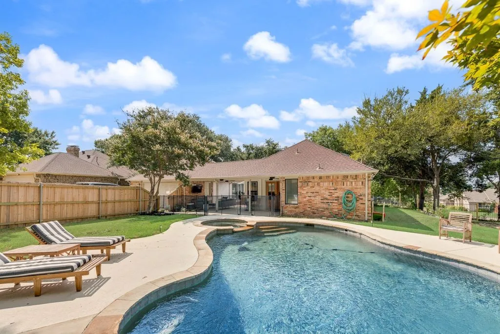 Single Family Residence For Sale in Rockwall County , 1108 N Lakeshore Drive, Rockwall, Texas 75087, 3 Bedroom, 2 Bathroom, 2 Garage spaces, 2,022 Sqft, built in 1984, mls#21318211, Real Estate Agent in Rockwall, Homes For Sale in Rockwall county, Homes For Sale in Rockwall, Realtor in Rockwall Texas, Real Estate Brokerage Independent Realty Texas, Luminita Cordes Realtor