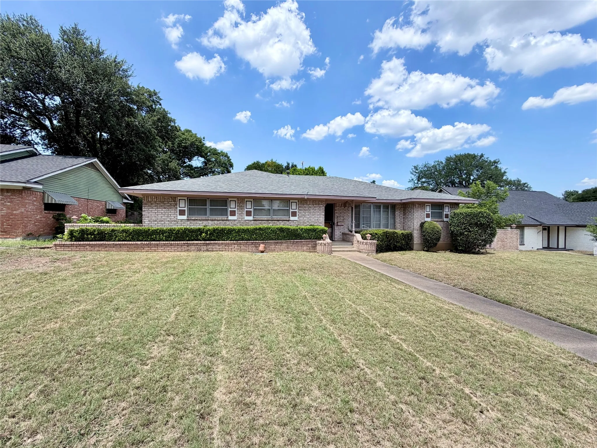 Single Family Residence For Sale in Dallas County , 3811 Laurel Canyon Drive, Dallas, Texas 75233, 3 Bedroom, 2 Bathroom, 2 Garage spaces, 1,891 Sqft, built in 1967, mls#21322121, Real Estate Agent in Dallas, Homes For Sale in Dallas county, Homes For Sale in Dallas, Realtor in Dallas Texas, Real Estate Brokerage Independent Realty Texas, Luminita Cordes Realtor
