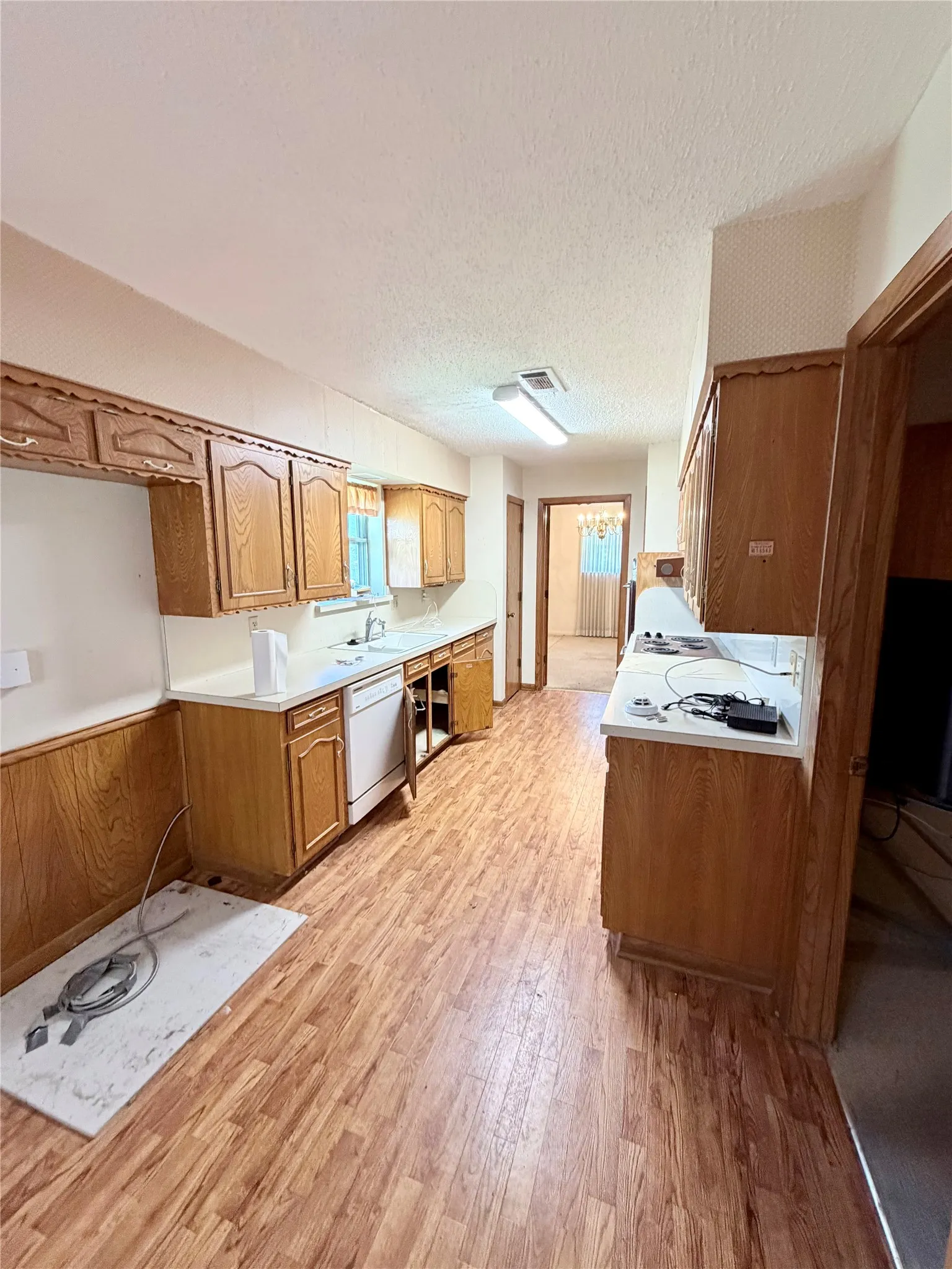 Single Family Residence For Sale in Dallas County , 3811 Laurel Canyon Drive, Dallas, Texas 75233, 3 Bedroom, 2 Bathroom, 2 Garage spaces, 1,891 Sqft, built in 1967, mls#21322121, Real Estate Agent in Dallas, Homes For Sale in Dallas county, Homes For Sale in Dallas, Realtor in Dallas Texas, Real Estate Brokerage Independent Realty Texas, Luminita Cordes Realtor