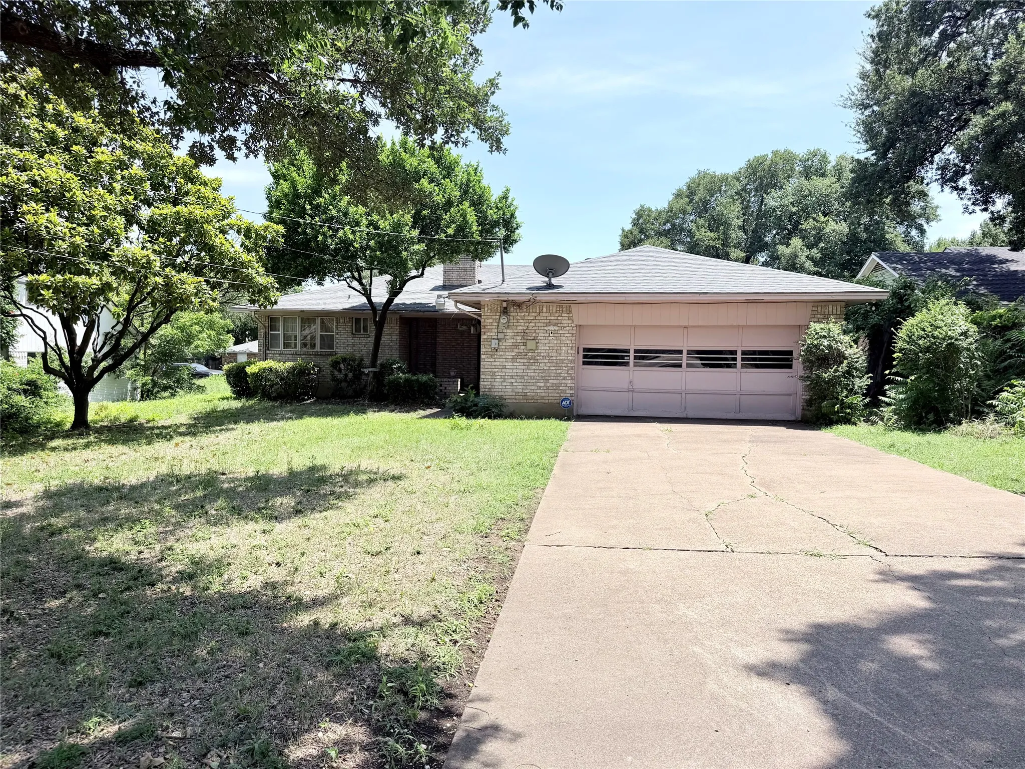 Single Family Residence For Sale in Dallas County , 3811 Laurel Canyon Drive, Dallas, Texas 75233, 3 Bedroom, 2 Bathroom, 2 Garage spaces, 1,891 Sqft, built in 1967, mls#21322121, Real Estate Agent in Dallas, Homes For Sale in Dallas county, Homes For Sale in Dallas, Realtor in Dallas Texas, Real Estate Brokerage Independent Realty Texas, Luminita Cordes Realtor