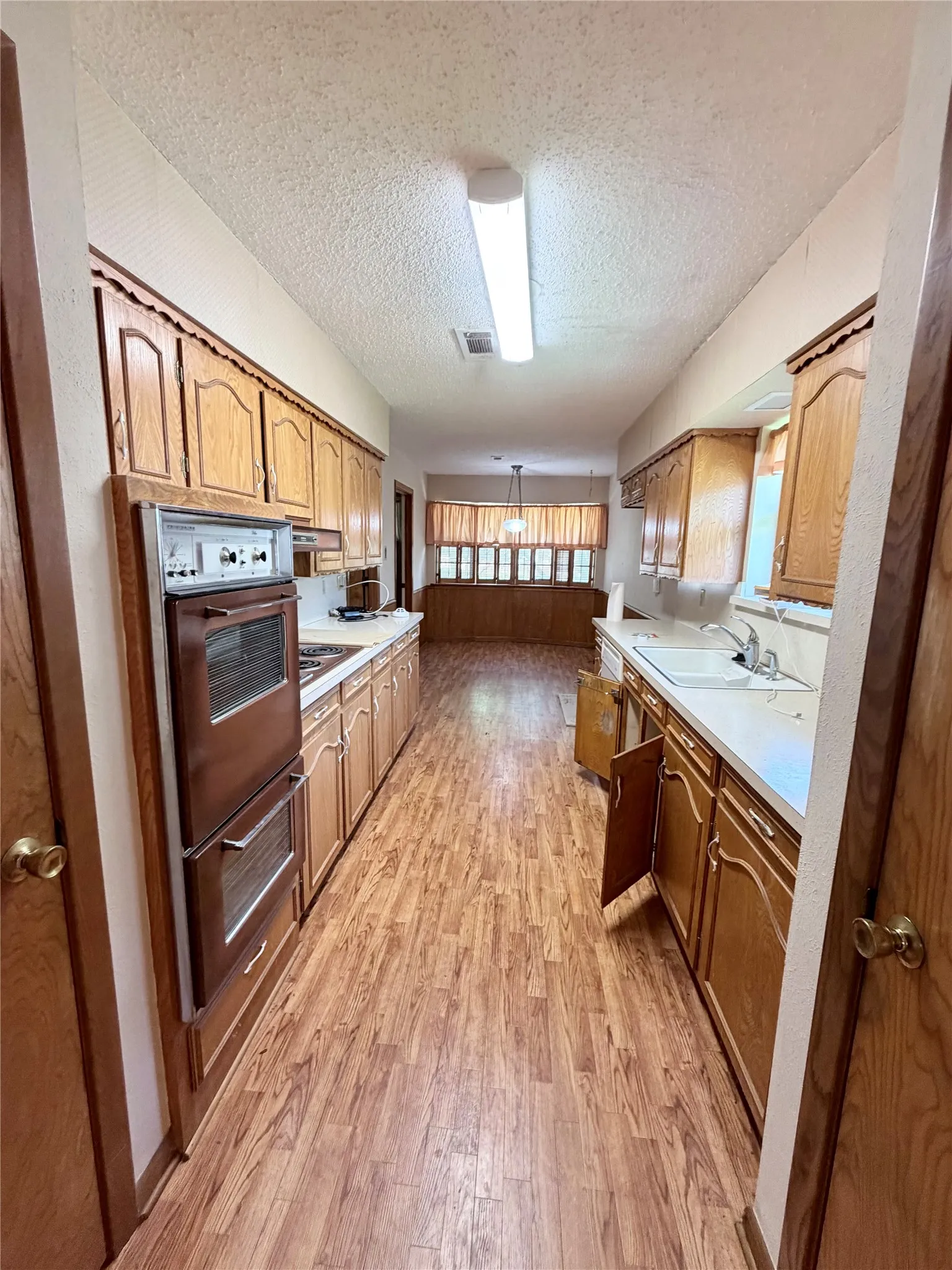 Single Family Residence For Sale in Dallas County , 3811 Laurel Canyon Drive, Dallas, Texas 75233, 3 Bedroom, 2 Bathroom, 2 Garage spaces, 1,891 Sqft, built in 1967, mls#21322121, Real Estate Agent in Dallas, Homes For Sale in Dallas county, Homes For Sale in Dallas, Realtor in Dallas Texas, Real Estate Brokerage Independent Realty Texas, Luminita Cordes Realtor