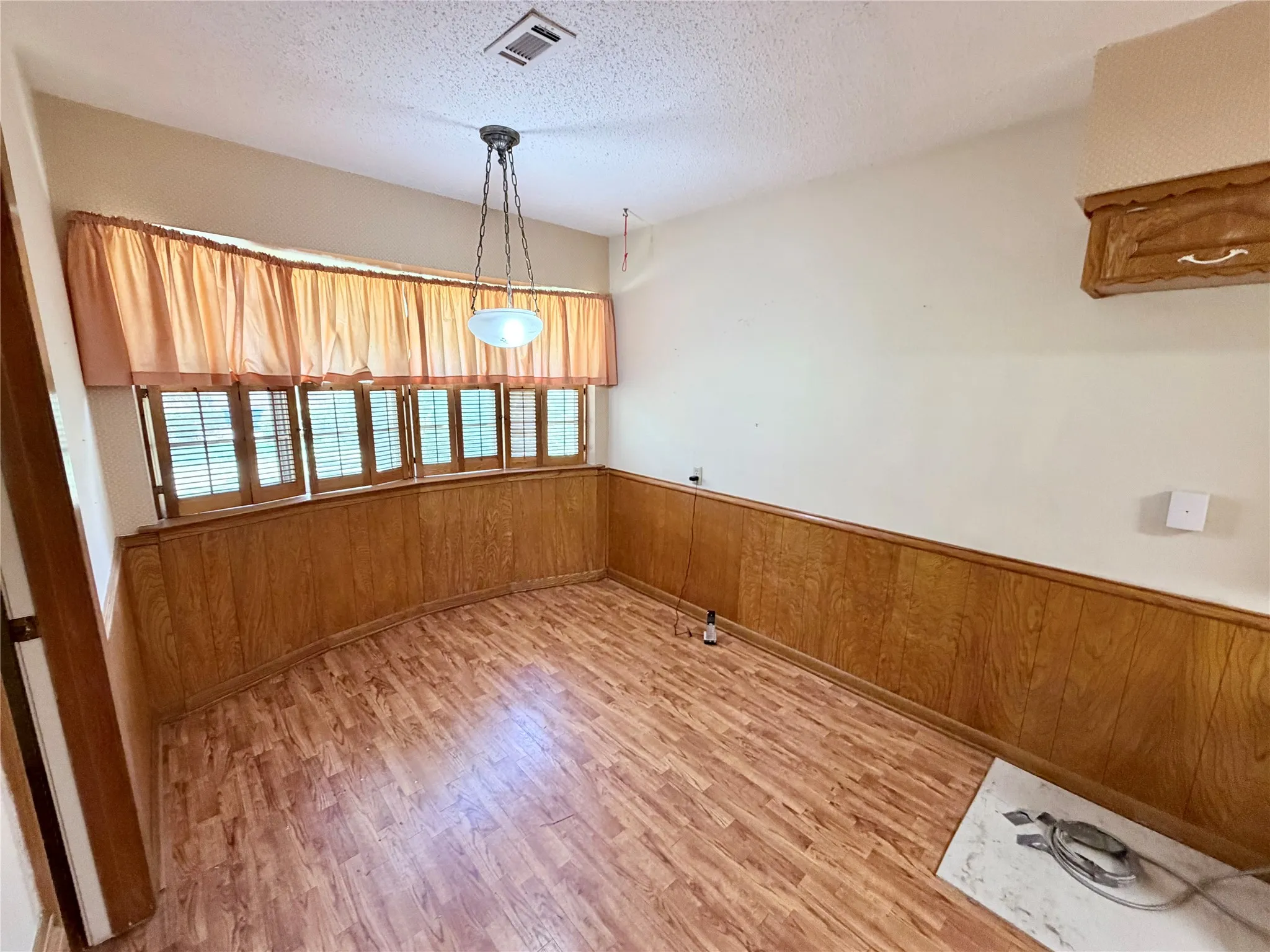 Single Family Residence For Sale in Dallas County , 3811 Laurel Canyon Drive, Dallas, Texas 75233, 3 Bedroom, 2 Bathroom, 2 Garage spaces, 1,891 Sqft, built in 1967, mls#21322121, Real Estate Agent in Dallas, Homes For Sale in Dallas county, Homes For Sale in Dallas, Realtor in Dallas Texas, Real Estate Brokerage Independent Realty Texas, Luminita Cordes Realtor