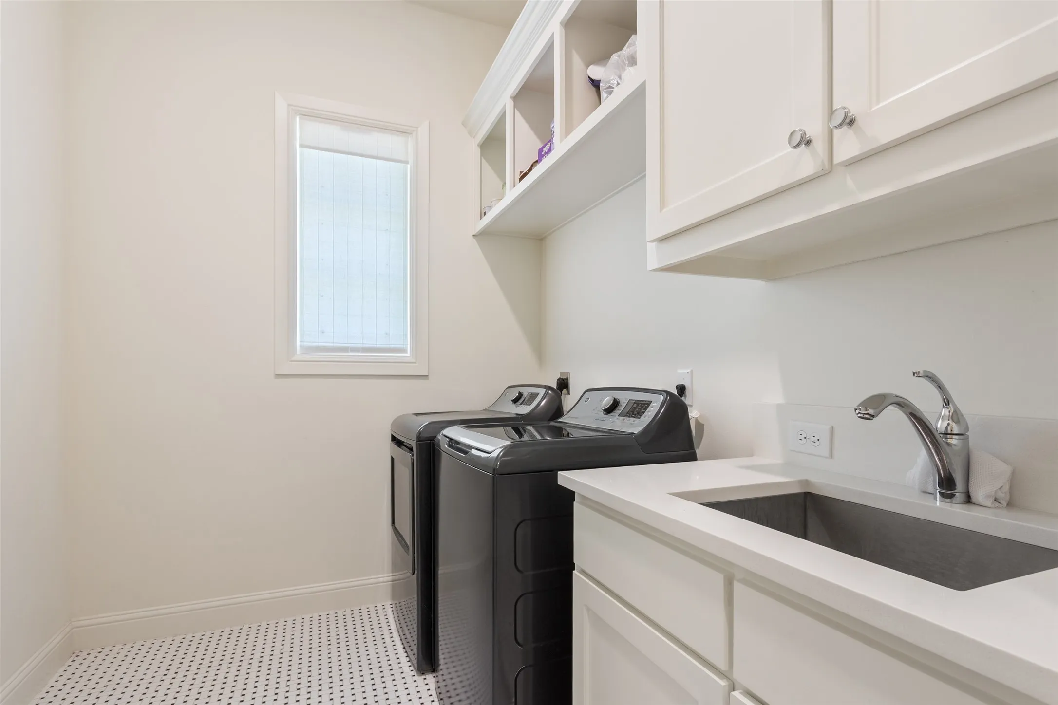 Single Family Residence For Sale in Mc Lennan County , 14019 RW Court, Woodway, Texas 76712, 4 Bedroom, 4 Bathroom, 2 Garage spaces, 4,238 Sqft, built in 2022, mls#21324059, Real Estate Agent in Woodway, Homes For Sale in Mc Lennan county, Homes For Sale in Woodway, Realtor in Woodway Texas, Real Estate Brokerage Independent Realty Texas, Luminita Cordes Realtor