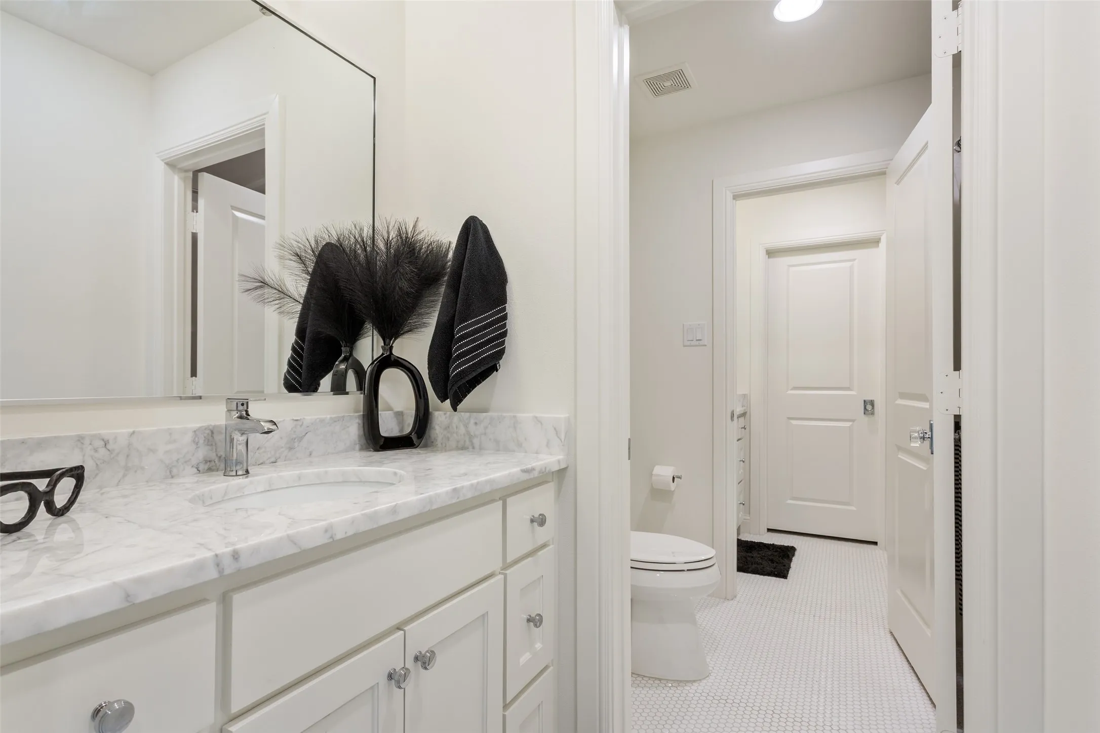 Single Family Residence For Sale in Mc Lennan County , 14019 RW Court, Woodway, Texas 76712, 4 Bedroom, 4 Bathroom, 2 Garage spaces, 4,238 Sqft, built in 2022, mls#21324059, Real Estate Agent in Woodway, Homes For Sale in Mc Lennan county, Homes For Sale in Woodway, Realtor in Woodway Texas, Real Estate Brokerage Independent Realty Texas, Luminita Cordes Realtor