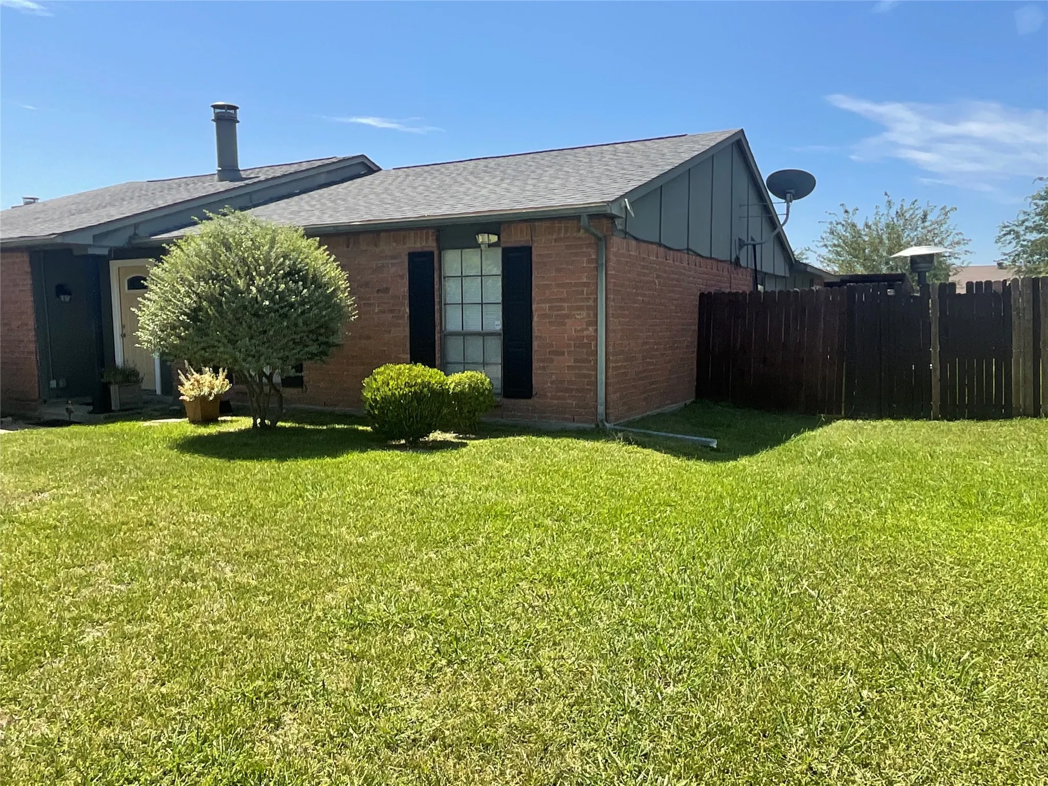 Single Family Residence For Sale in Dallas County , 2017 Osage Trail, Grand Prairie, Texas 75052, 3 Bedroom, 2 Bathroom, Garage spaces, 1,756 Sqft, built in 1980, mls#21323019, Real Estate Agent in Grand Prairie, Homes For Sale in Dallas county, Homes For Sale in Grand Prairie, Realtor in Grand Prairie Texas, Real Estate Brokerage Independent Realty Texas, Luminita Cordes Realtor