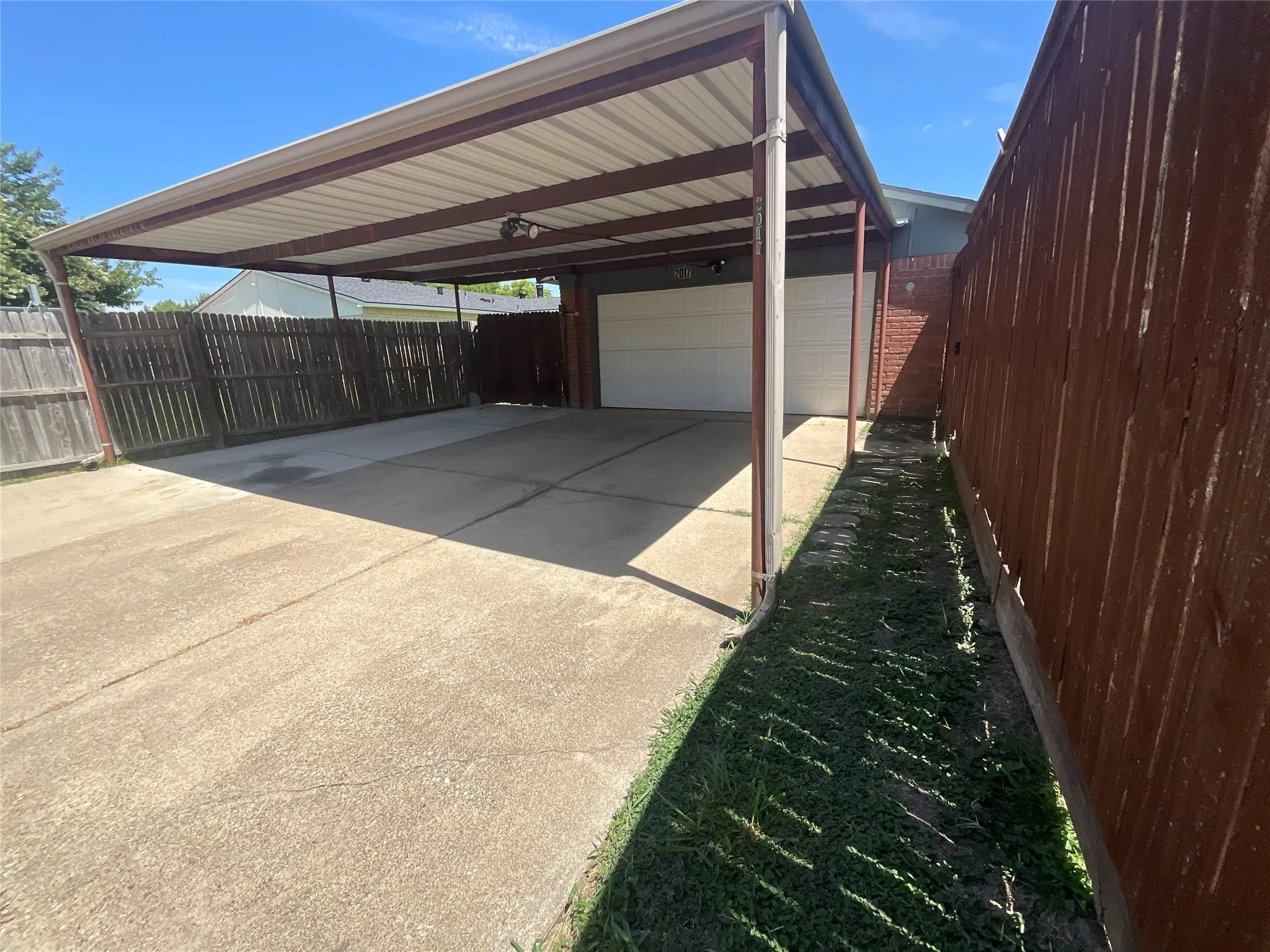 Single Family Residence For Sale in Dallas County , 2017 Osage Trail, Grand Prairie, Texas 75052, 3 Bedroom, 2 Bathroom, Garage spaces, 1,756 Sqft, built in 1980, mls#21323019, Real Estate Agent in Grand Prairie, Homes For Sale in Dallas county, Homes For Sale in Grand Prairie, Realtor in Grand Prairie Texas, Real Estate Brokerage Independent Realty Texas, Luminita Cordes Realtor
