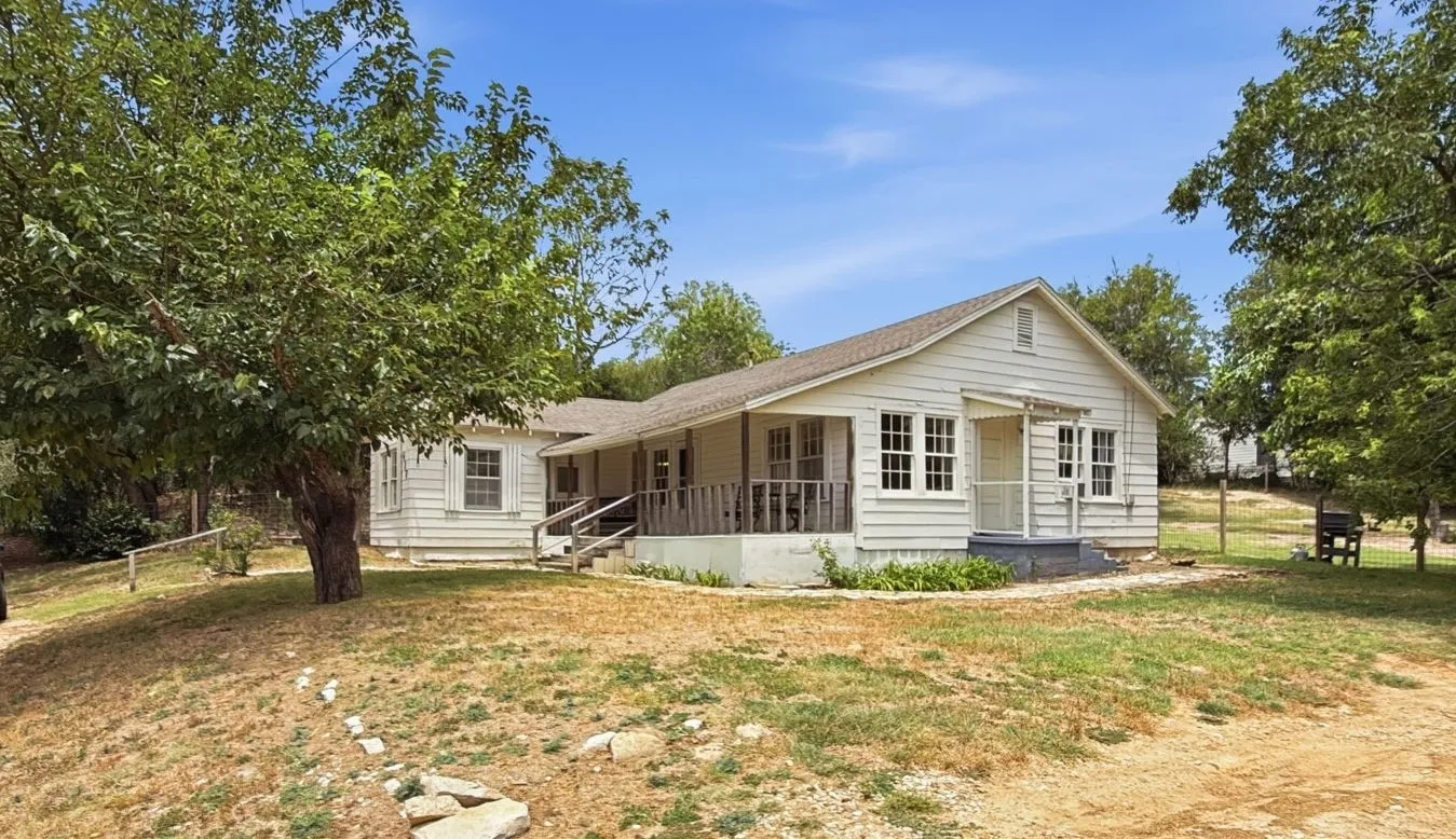 Single Family Residence For Sale in Hamilton County , 417 W Gentry Street, Hamilton, Texas 76531, 3 Bedroom, 2 Bathroom, Garage spaces, 1,264 Sqft, built in 1950, mls#21325947, Real Estate Agent in Hamilton, Homes For Sale in Hamilton county, Homes For Sale in Hamilton, Realtor in Hamilton Texas, Real Estate Brokerage Independent Realty Texas, Luminita Cordes Realtor