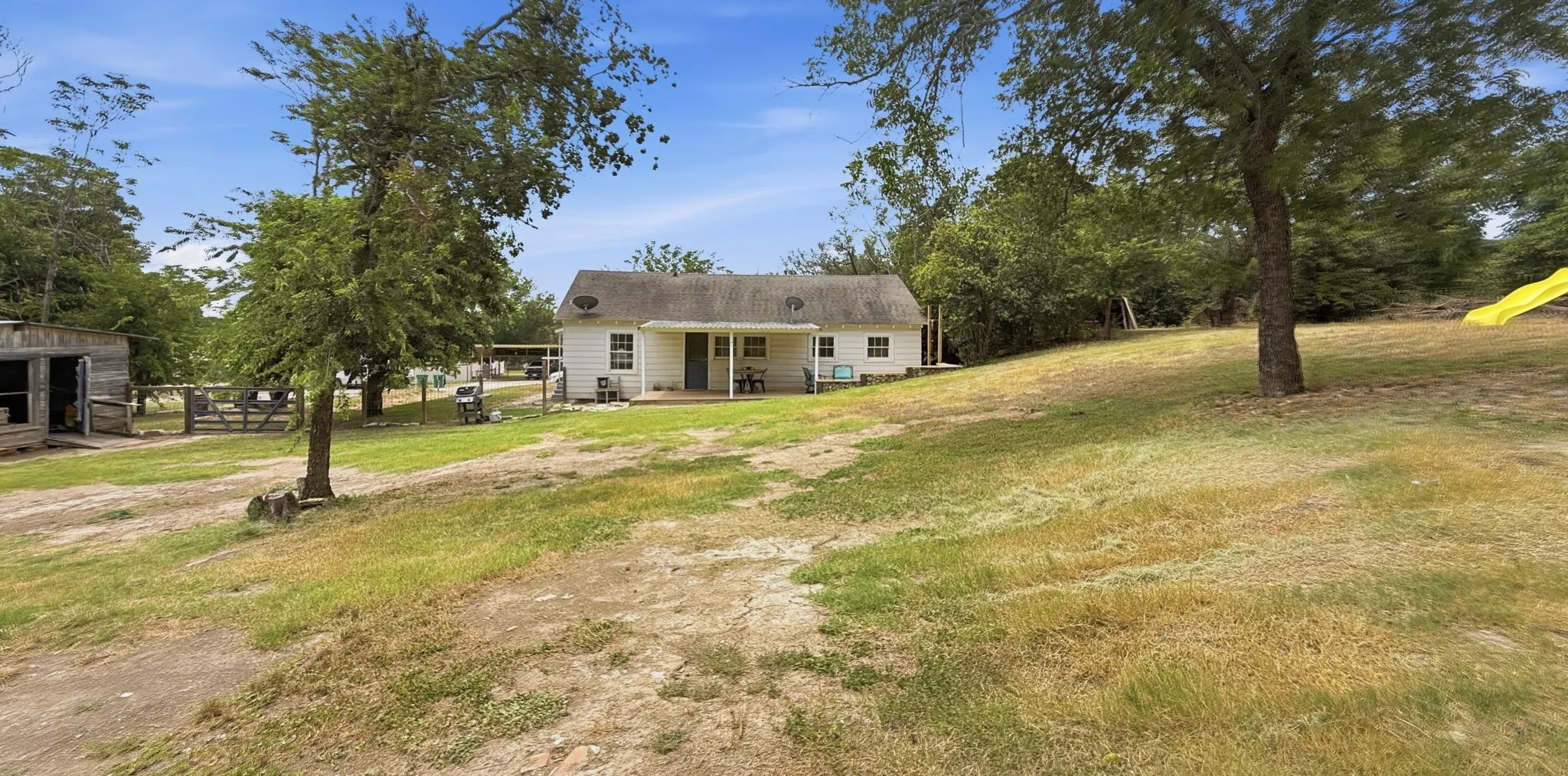 Single Family Residence For Sale in Hamilton County , 417 W Gentry Street, Hamilton, Texas 76531, 3 Bedroom, 2 Bathroom, Garage spaces, 1,264 Sqft, built in 1950, mls#21325947, Real Estate Agent in Hamilton, Homes For Sale in Hamilton county, Homes For Sale in Hamilton, Realtor in Hamilton Texas, Real Estate Brokerage Independent Realty Texas, Luminita Cordes Realtor