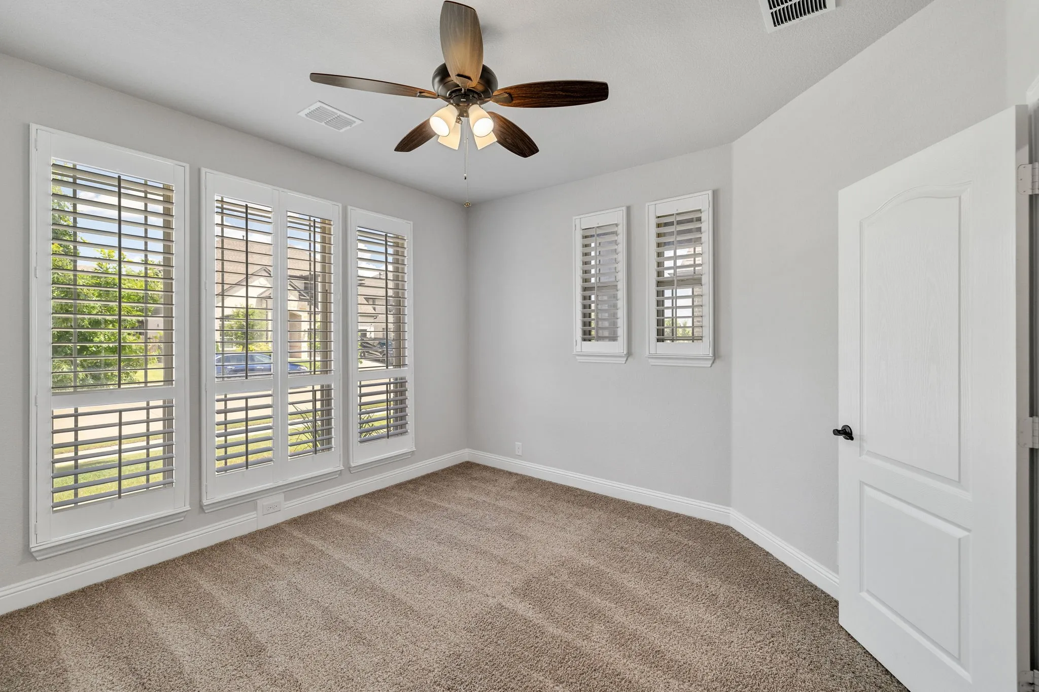 Single Family Residence For Sale in Denton County , 9004 Lavon Lane, Denton, Texas 76226, 5 Bedroom, 4 Bathroom, 3 Garage spaces, 3,431 Sqft, built in 2020, mls#21325716, Real Estate Agent in Denton, Homes For Sale in Denton county, Homes For Sale in Denton, Realtor in Denton Texas, Real Estate Brokerage Independent Realty Texas, Luminita Cordes Realtor