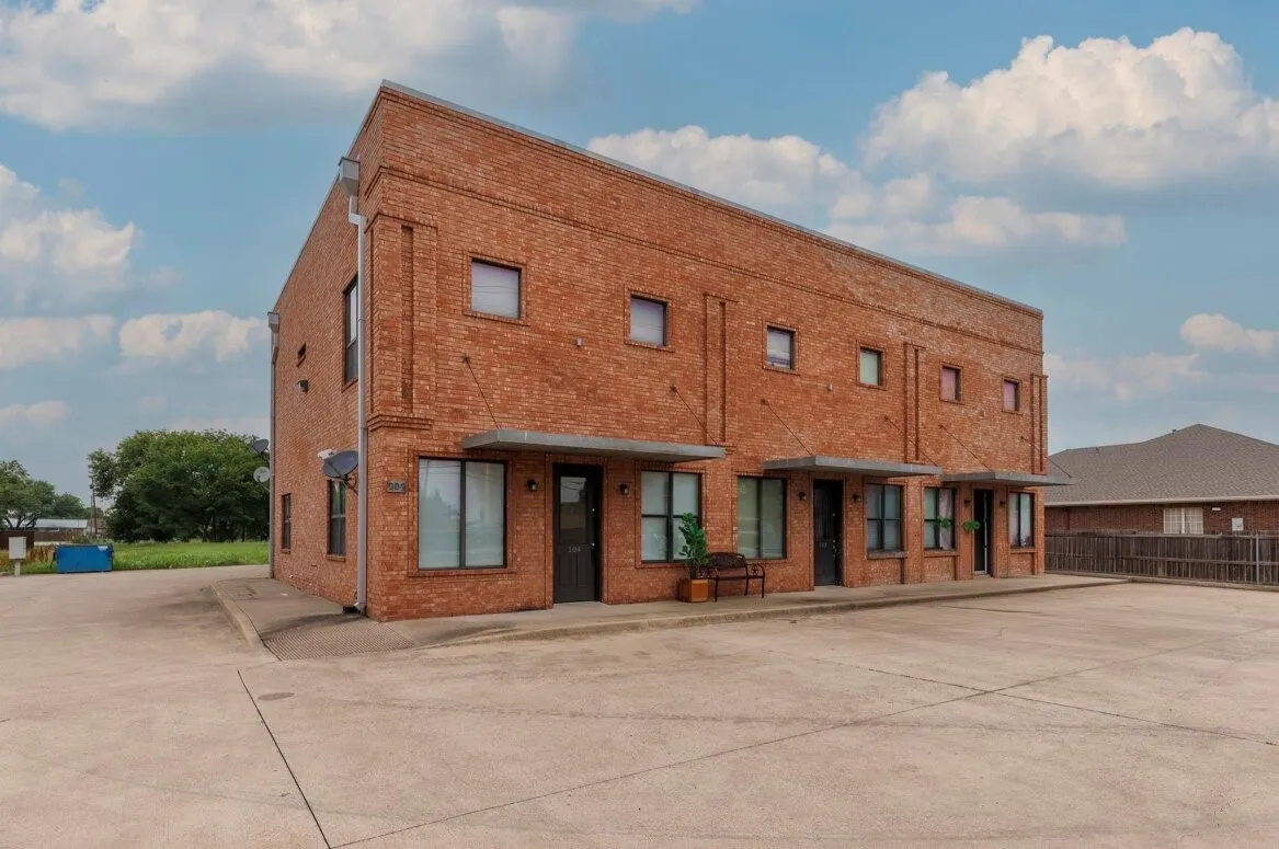 Apartment For Rent in Ellis County , 202 W Jefferson Street 100, Palmer, Texas 75152, 2 Bedroom, 1 Bathroom, Garage spaces, 1,000 Sqft, built in 2005, mls#21307816, Real Estate Agent in Palmer, Homes For Rent in Ellis county, Homes For Rent in Palmer, Realtor in Palmer Texas, Real Estate Brokerage Independent Realty Texas, Luminita Cordes Realtor