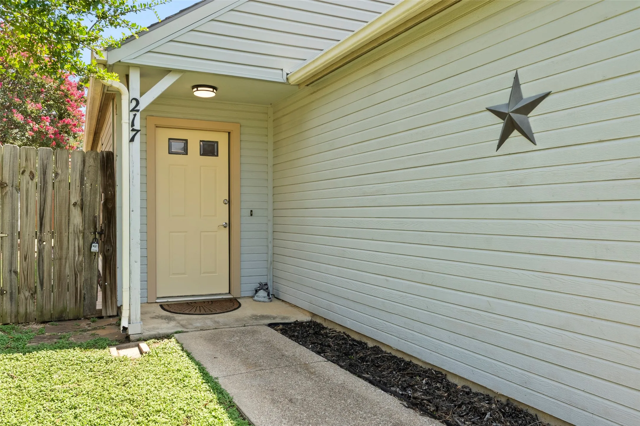 Single Family Residence For Sale in Denton County , 217 Teakwood Lane, Lewisville, Texas 75067, 2 Bedroom, 2 Bathroom, Garage spaces, 1,338 Sqft, built in 1983, mls#21325964, Real Estate Agent in Lewisville, Homes For Sale in Denton county, Homes For Sale in Lewisville, Realtor in Lewisville Texas, Real Estate Brokerage Independent Realty Texas, Luminita Cordes Realtor