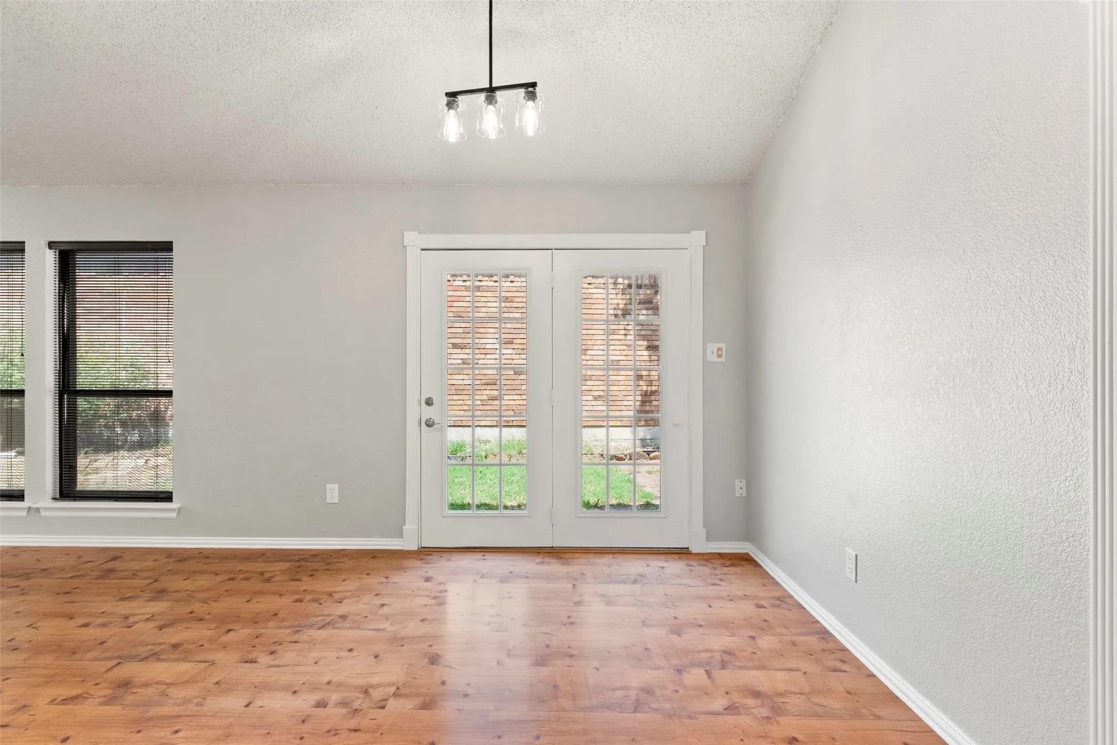 Single Family Residence For Sale in Denton County , 217 Teakwood Lane, Lewisville, Texas 75067, 2 Bedroom, 2 Bathroom, Garage spaces, 1,338 Sqft, built in 1983, mls#21325964, Real Estate Agent in Lewisville, Homes For Sale in Denton county, Homes For Sale in Lewisville, Realtor in Lewisville Texas, Real Estate Brokerage Independent Realty Texas, Luminita Cordes Realtor