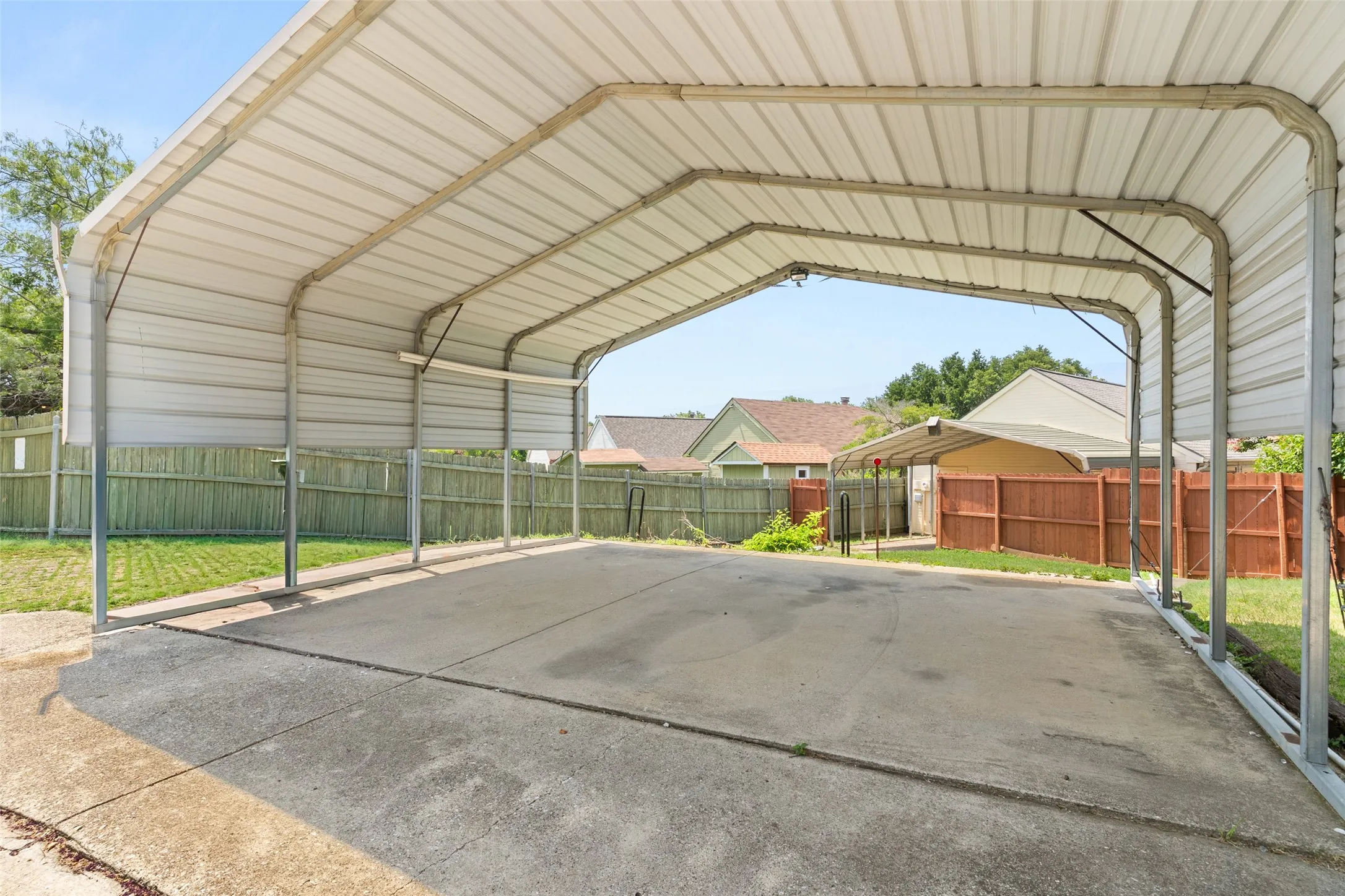 Single Family Residence For Sale in Denton County , 217 Teakwood Lane, Lewisville, Texas 75067, 2 Bedroom, 2 Bathroom, Garage spaces, 1,338 Sqft, built in 1983, mls#21325964, Real Estate Agent in Lewisville, Homes For Sale in Denton county, Homes For Sale in Lewisville, Realtor in Lewisville Texas, Real Estate Brokerage Independent Realty Texas, Luminita Cordes Realtor