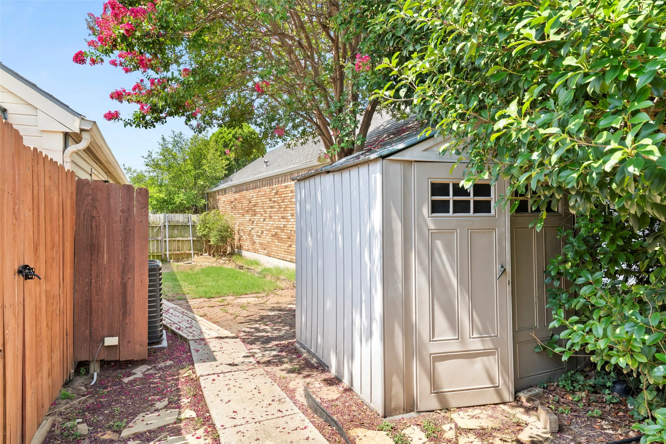 Single Family Residence For Sale in Denton County , 217 Teakwood Lane, Lewisville, Texas 75067, 2 Bedroom, 2 Bathroom, Garage spaces, 1,338 Sqft, built in 1983, mls#21325964, Real Estate Agent in Lewisville, Homes For Sale in Denton county, Homes For Sale in Lewisville, Realtor in Lewisville Texas, Real Estate Brokerage Independent Realty Texas, Luminita Cordes Realtor