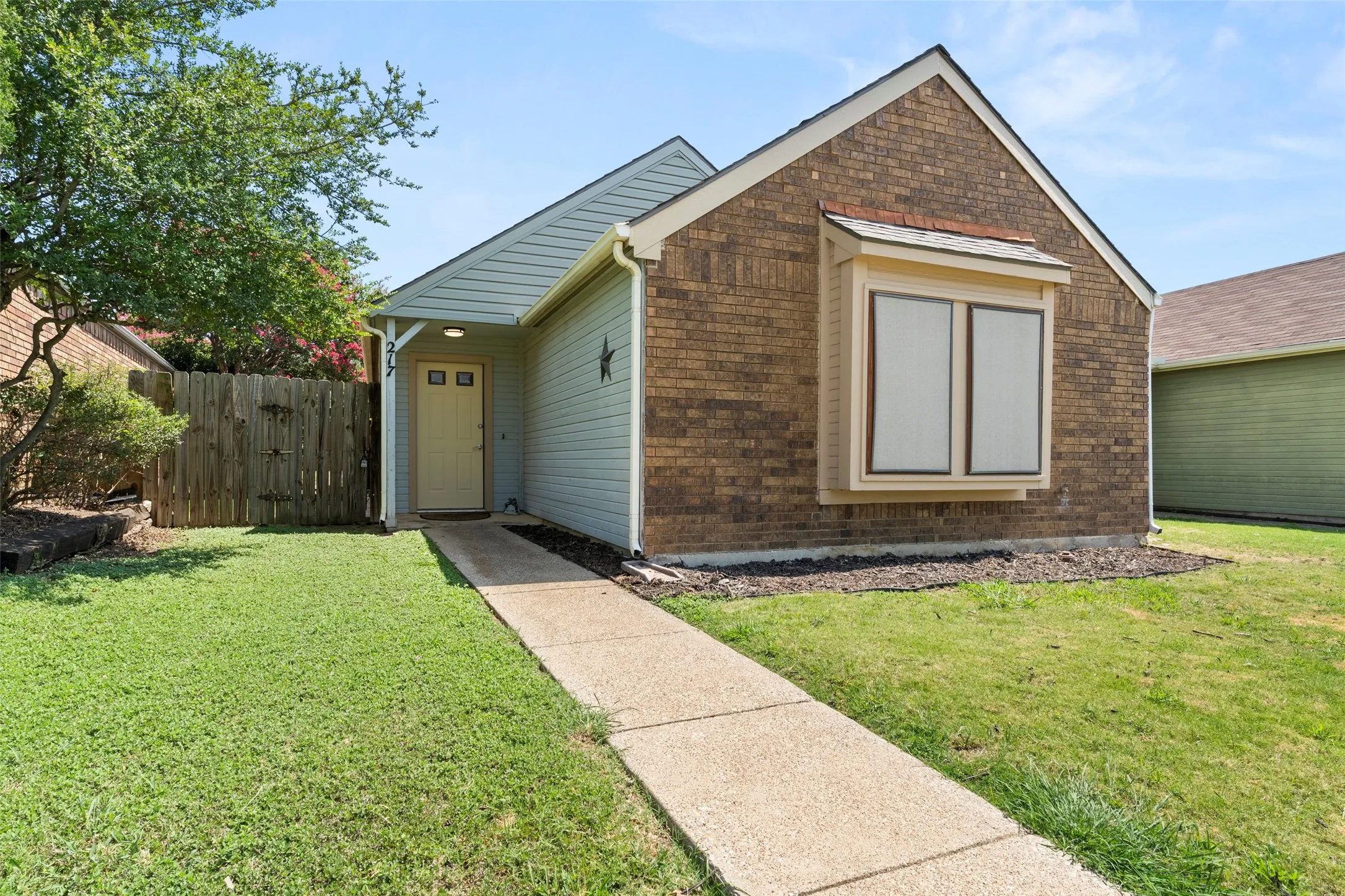 Single Family Residence For Sale in Denton County , 217 Teakwood Lane, Lewisville, Texas 75067, 2 Bedroom, 2 Bathroom, Garage spaces, 1,338 Sqft, built in 1983, mls#21325964, Real Estate Agent in Lewisville, Homes For Sale in Denton county, Homes For Sale in Lewisville, Realtor in Lewisville Texas, Real Estate Brokerage Independent Realty Texas, Luminita Cordes Realtor