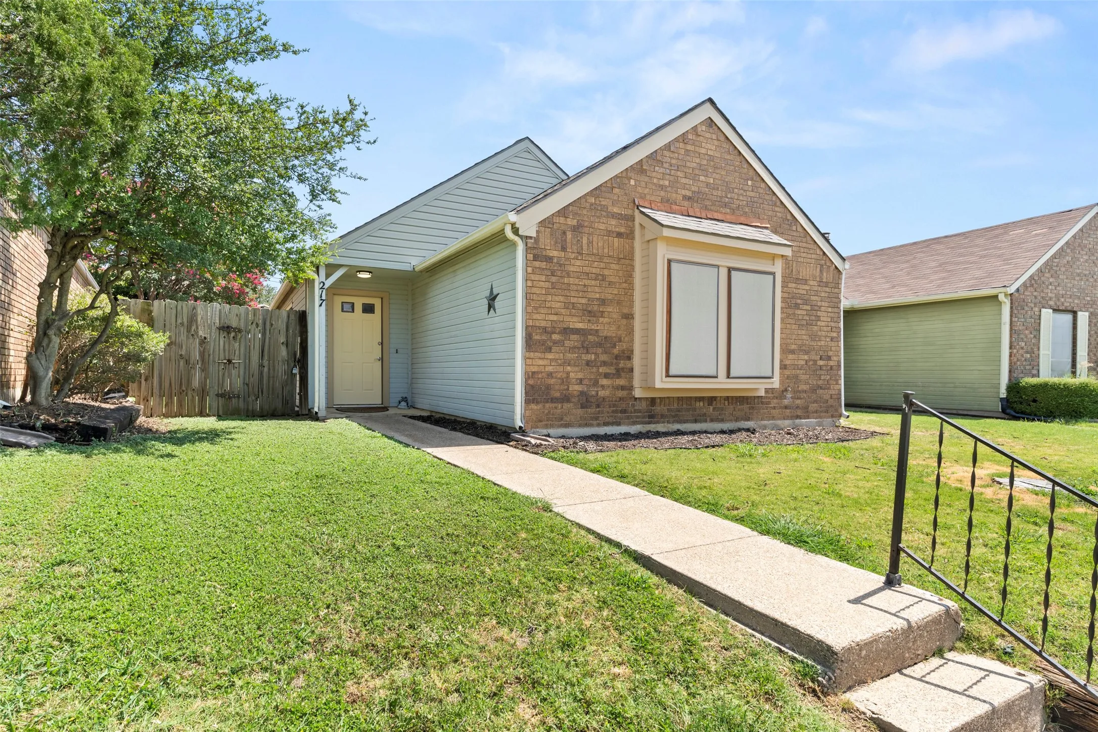 Single Family Residence For Sale in Denton County , 217 Teakwood Lane, Lewisville, Texas 75067, 2 Bedroom, 2 Bathroom, Garage spaces, 1,338 Sqft, built in 1983, mls#21325964, Real Estate Agent in Lewisville, Homes For Sale in Denton county, Homes For Sale in Lewisville, Realtor in Lewisville Texas, Real Estate Brokerage Independent Realty Texas, Luminita Cordes Realtor