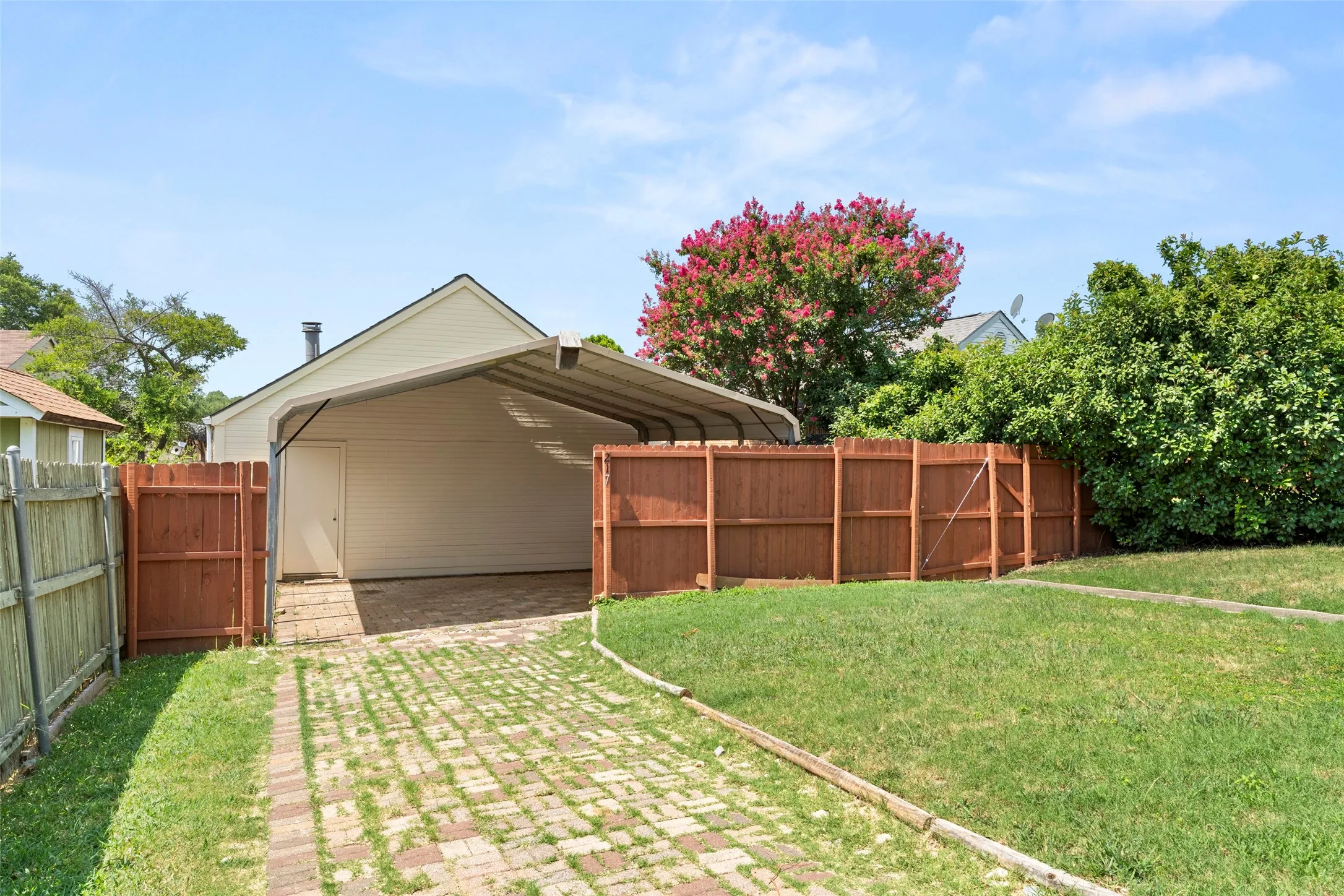 Single Family Residence For Sale in Denton County , 217 Teakwood Lane, Lewisville, Texas 75067, 2 Bedroom, 2 Bathroom, Garage spaces, 1,338 Sqft, built in 1983, mls#21325964, Real Estate Agent in Lewisville, Homes For Sale in Denton county, Homes For Sale in Lewisville, Realtor in Lewisville Texas, Real Estate Brokerage Independent Realty Texas, Luminita Cordes Realtor