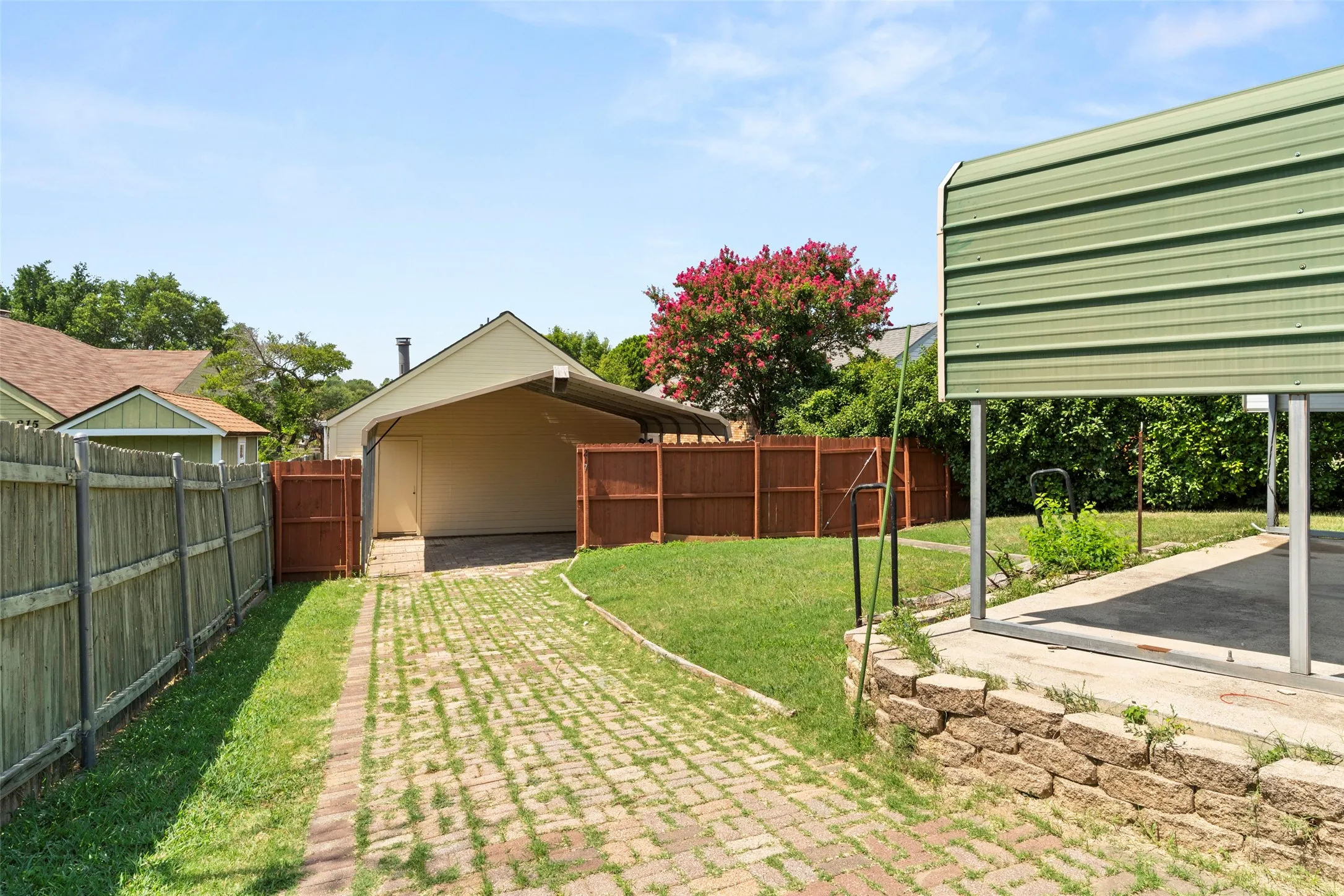 Single Family Residence For Sale in Denton County , 217 Teakwood Lane, Lewisville, Texas 75067, 2 Bedroom, 2 Bathroom, Garage spaces, 1,338 Sqft, built in 1983, mls#21325964, Real Estate Agent in Lewisville, Homes For Sale in Denton county, Homes For Sale in Lewisville, Realtor in Lewisville Texas, Real Estate Brokerage Independent Realty Texas, Luminita Cordes Realtor