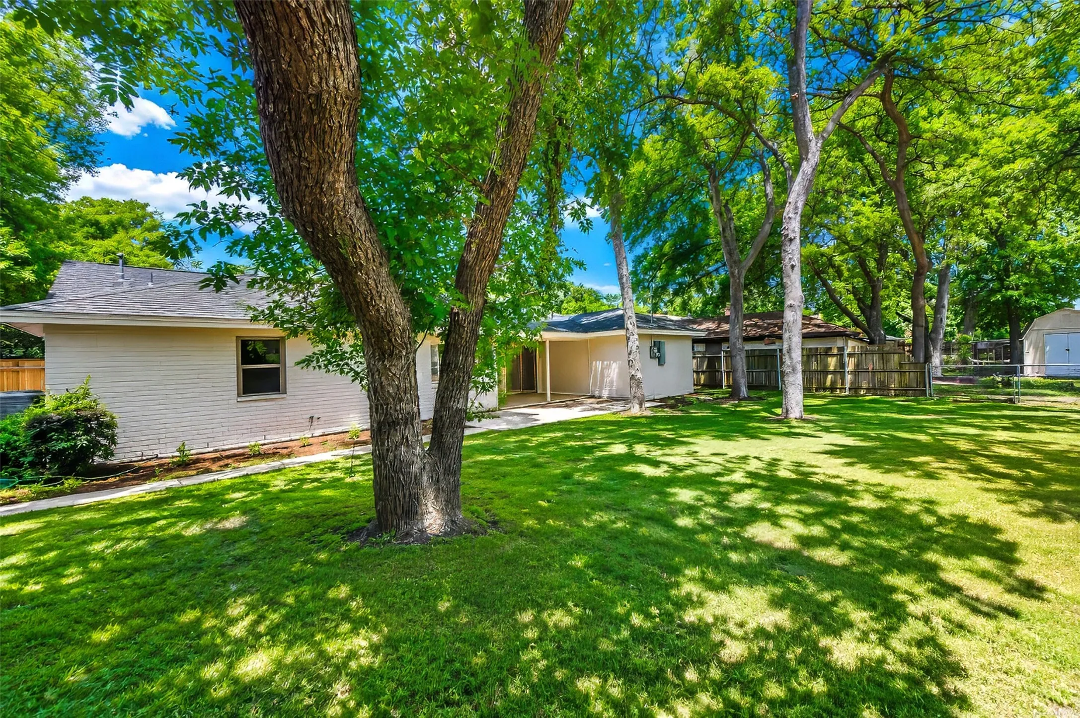 Single Family Residence For Sale in Tarrant County , 1141 Henson Drive, Hurst, Texas 76053, 4 Bedroom, 2 Bathroom, 2 Garage spaces, 1,967 Sqft, built in 1970, mls#21325971, Real Estate Agent in Hurst, Homes For Sale in Tarrant county, Homes For Sale in Hurst, Realtor in Hurst Texas, Real Estate Brokerage Independent Realty Texas, Luminita Cordes Realtor