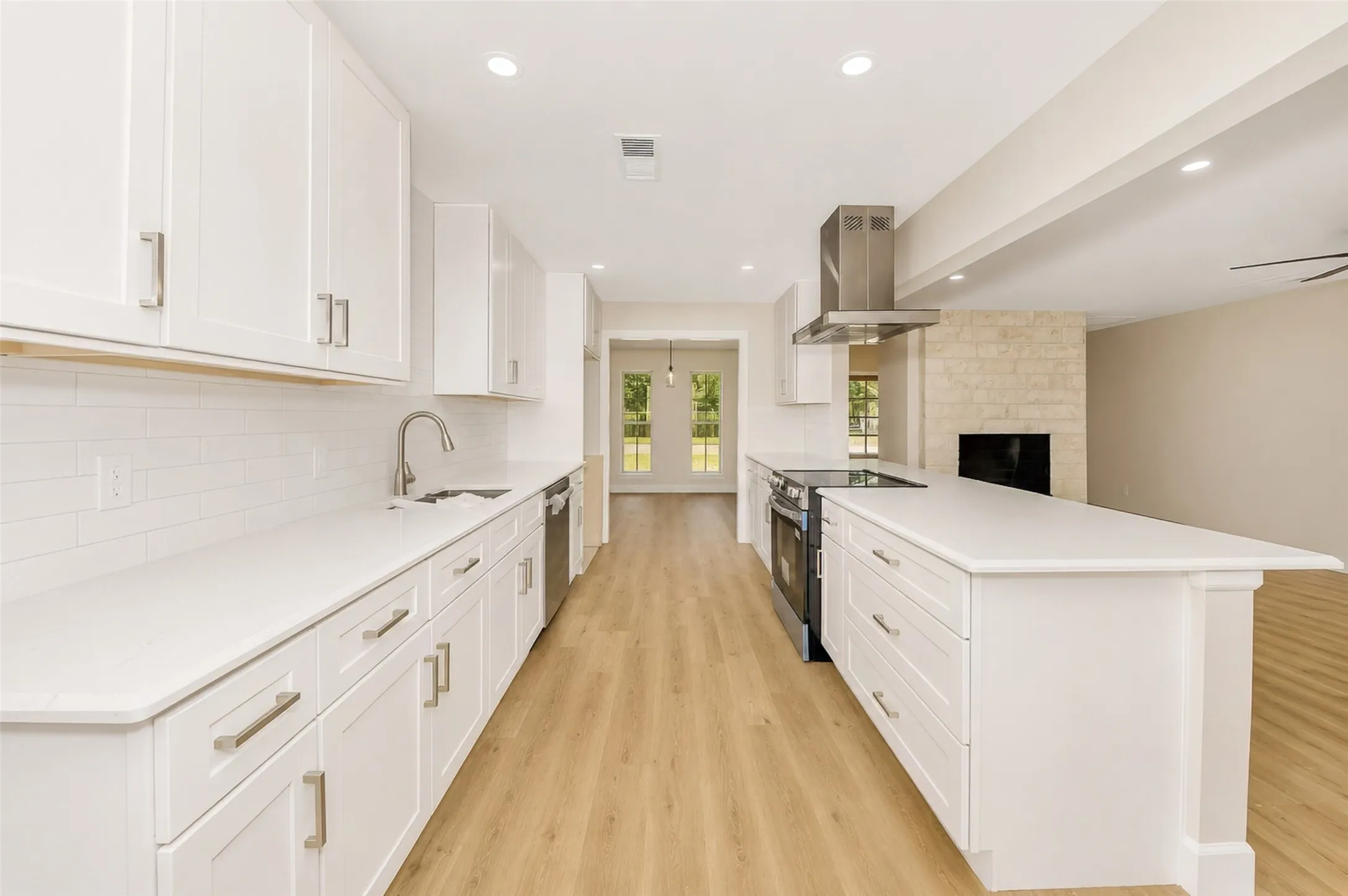 Single Family Residence For Sale in Tarrant County , 1141 Henson Drive, Hurst, Texas 76053, 4 Bedroom, 2 Bathroom, 2 Garage spaces, 1,967 Sqft, built in 1970, mls#21325971, Real Estate Agent in Hurst, Homes For Sale in Tarrant county, Homes For Sale in Hurst, Realtor in Hurst Texas, Real Estate Brokerage Independent Realty Texas, Luminita Cordes Realtor