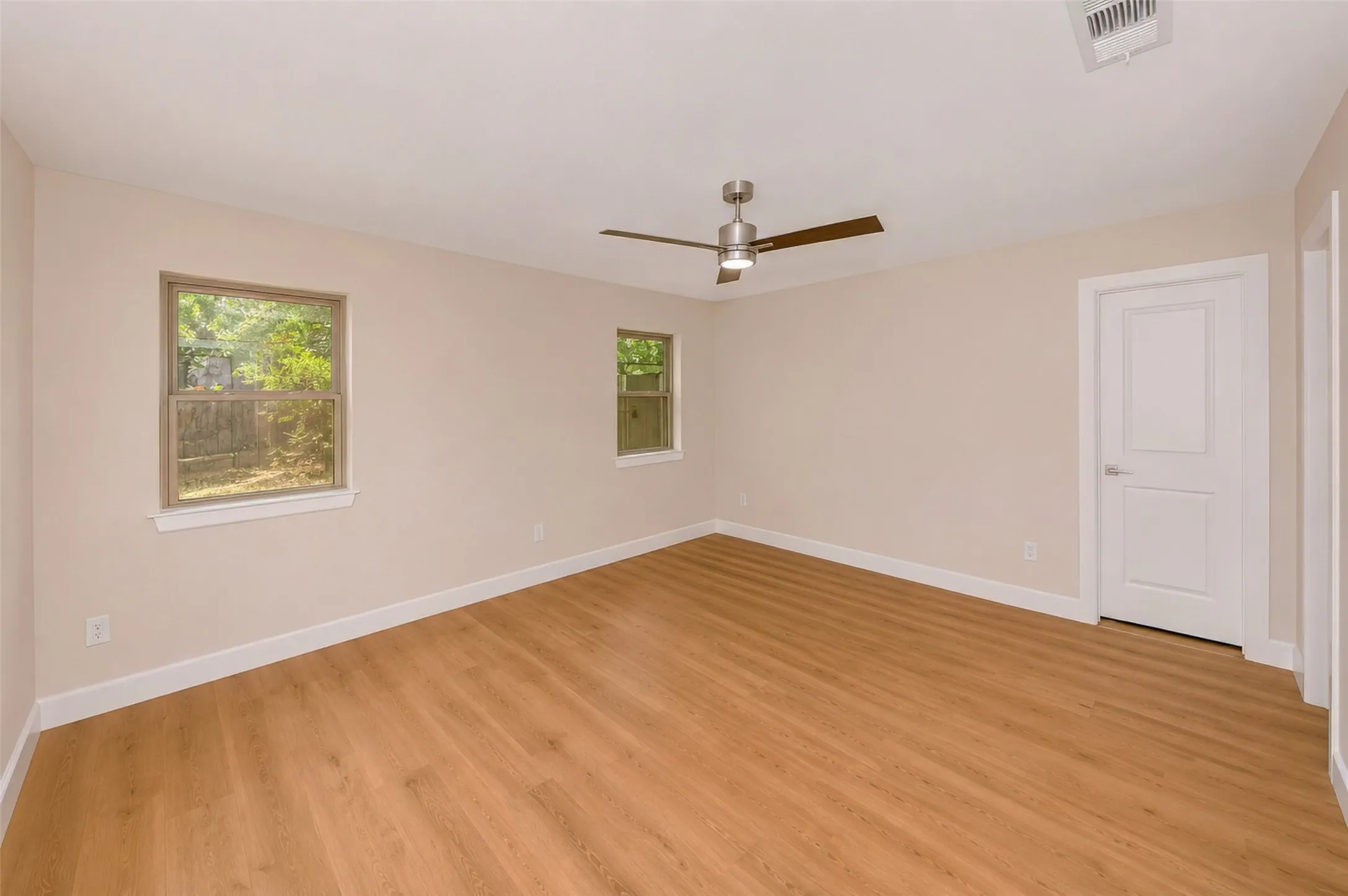 Single Family Residence For Sale in Tarrant County , 1141 Henson Drive, Hurst, Texas 76053, 4 Bedroom, 2 Bathroom, 2 Garage spaces, 1,967 Sqft, built in 1970, mls#21325971, Real Estate Agent in Hurst, Homes For Sale in Tarrant county, Homes For Sale in Hurst, Realtor in Hurst Texas, Real Estate Brokerage Independent Realty Texas, Luminita Cordes Realtor