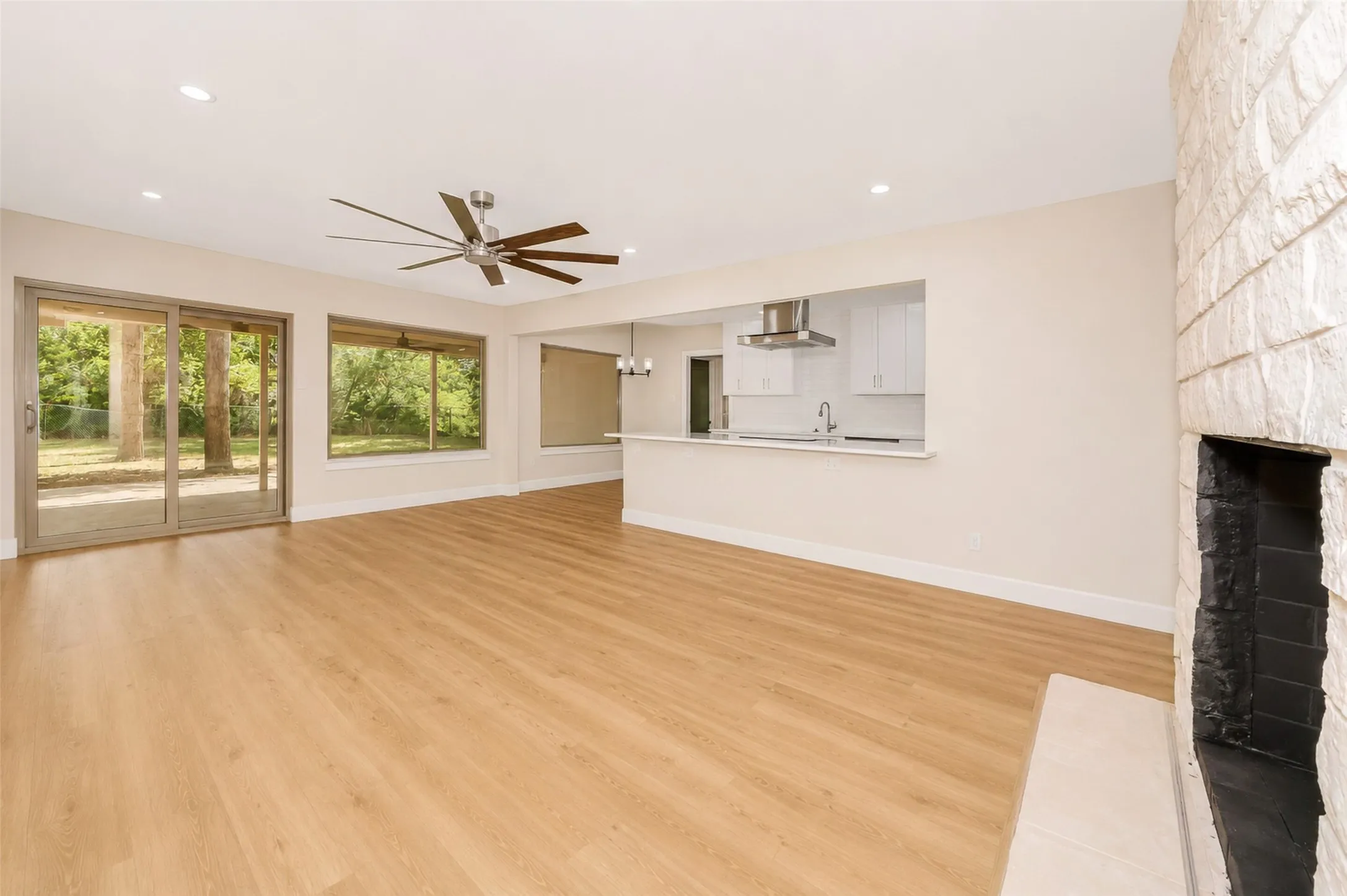 Single Family Residence For Sale in Tarrant County , 1141 Henson Drive, Hurst, Texas 76053, 4 Bedroom, 2 Bathroom, 2 Garage spaces, 1,967 Sqft, built in 1970, mls#21325971, Real Estate Agent in Hurst, Homes For Sale in Tarrant county, Homes For Sale in Hurst, Realtor in Hurst Texas, Real Estate Brokerage Independent Realty Texas, Luminita Cordes Realtor