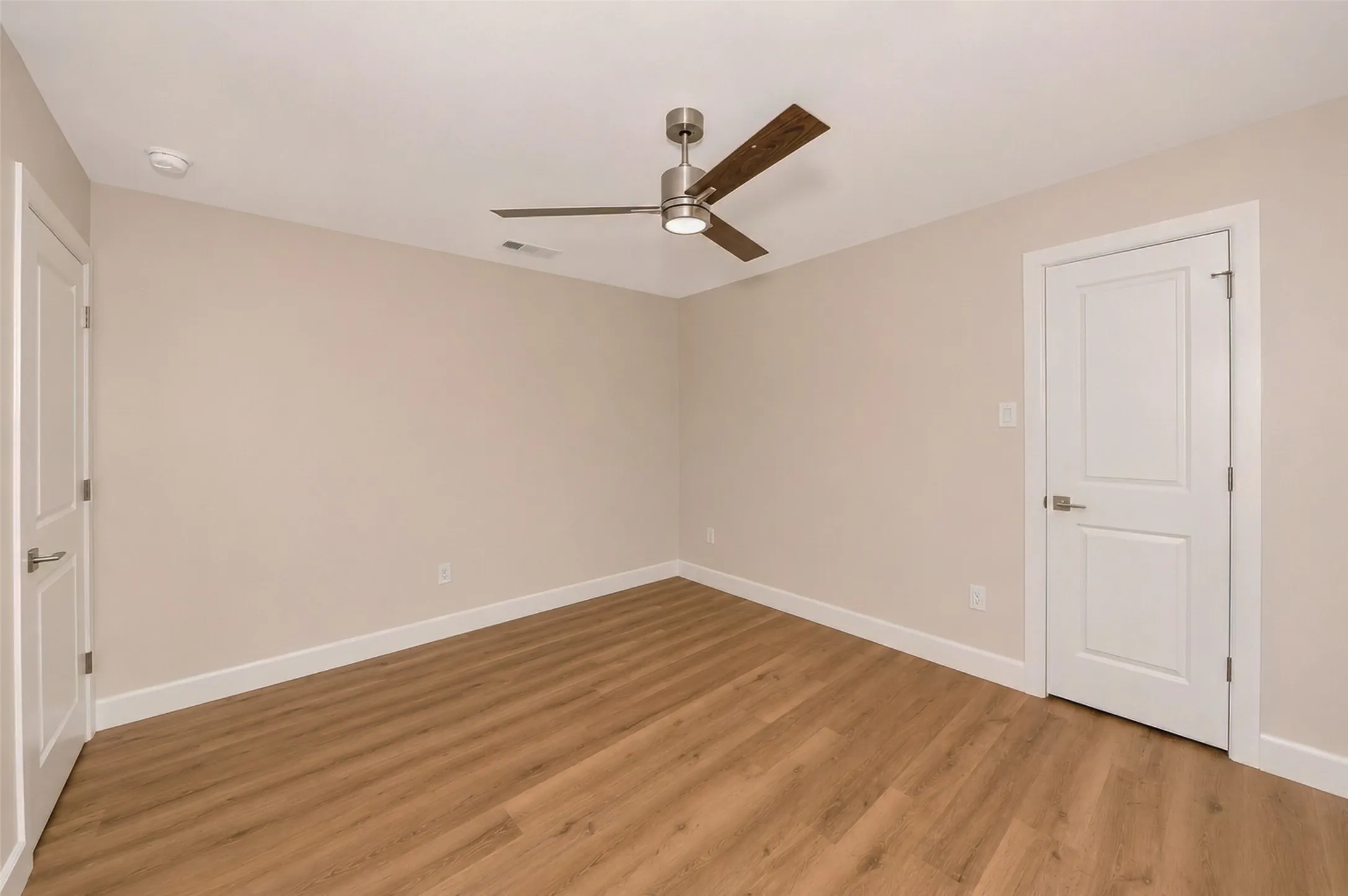 Single Family Residence For Sale in Tarrant County , 1141 Henson Drive, Hurst, Texas 76053, 4 Bedroom, 2 Bathroom, 2 Garage spaces, 1,967 Sqft, built in 1970, mls#21325971, Real Estate Agent in Hurst, Homes For Sale in Tarrant county, Homes For Sale in Hurst, Realtor in Hurst Texas, Real Estate Brokerage Independent Realty Texas, Luminita Cordes Realtor