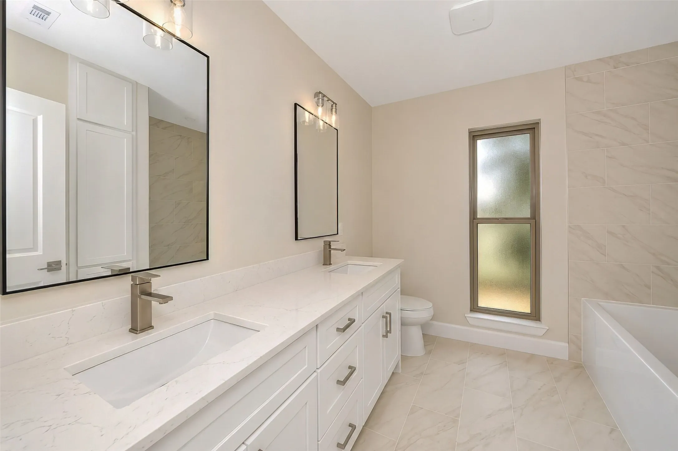 Single Family Residence For Sale in Tarrant County , 1141 Henson Drive, Hurst, Texas 76053, 4 Bedroom, 2 Bathroom, 2 Garage spaces, 1,967 Sqft, built in 1970, mls#21325971, Real Estate Agent in Hurst, Homes For Sale in Tarrant county, Homes For Sale in Hurst, Realtor in Hurst Texas, Real Estate Brokerage Independent Realty Texas, Luminita Cordes Realtor