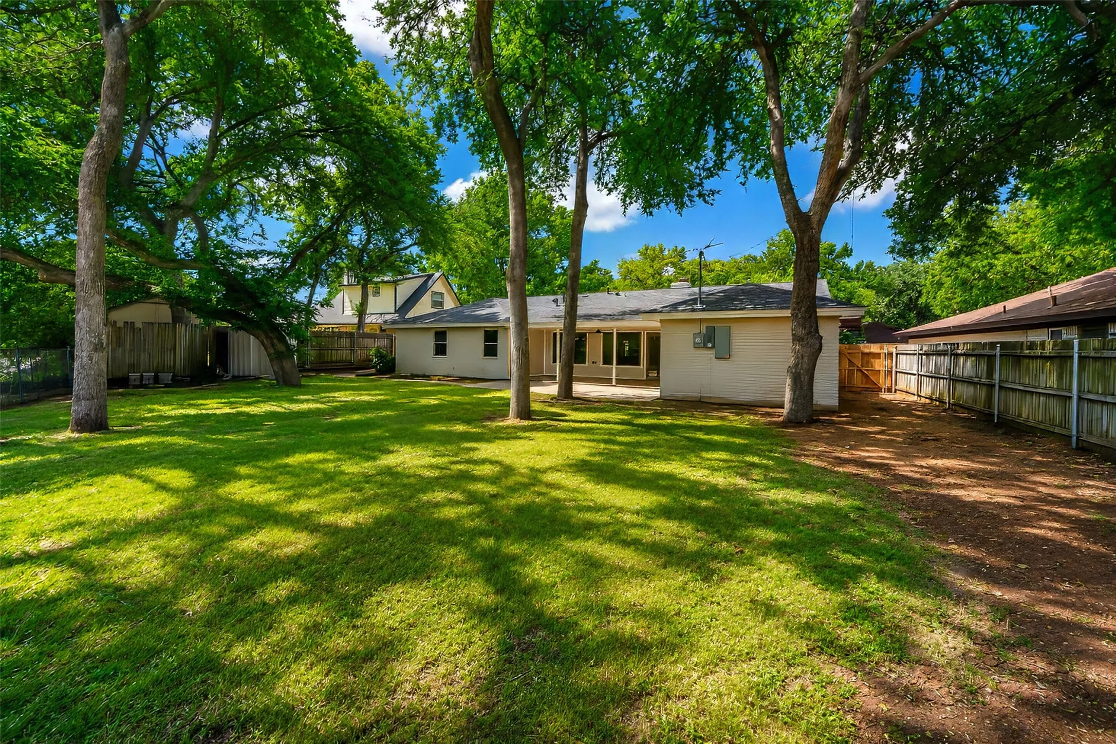 Single Family Residence For Sale in Tarrant County , 1141 Henson Drive, Hurst, Texas 76053, 4 Bedroom, 2 Bathroom, 2 Garage spaces, 1,967 Sqft, built in 1970, mls#21325971, Real Estate Agent in Hurst, Homes For Sale in Tarrant county, Homes For Sale in Hurst, Realtor in Hurst Texas, Real Estate Brokerage Independent Realty Texas, Luminita Cordes Realtor